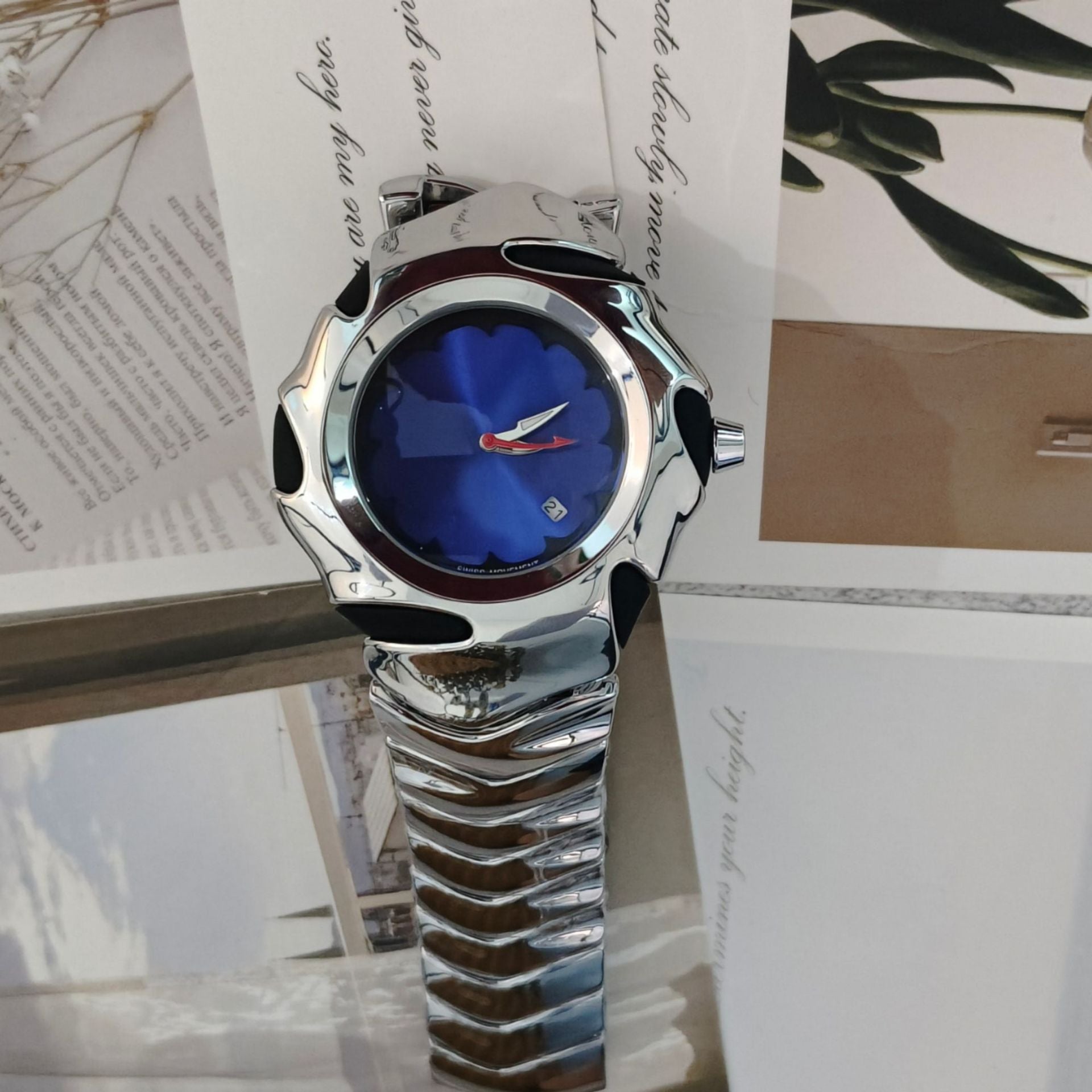 New Retro Fashionable Men's Quartz Watch Novelty Shape Personalized Design Popular Model High End Alloy Strap Round Dial Wristwatch