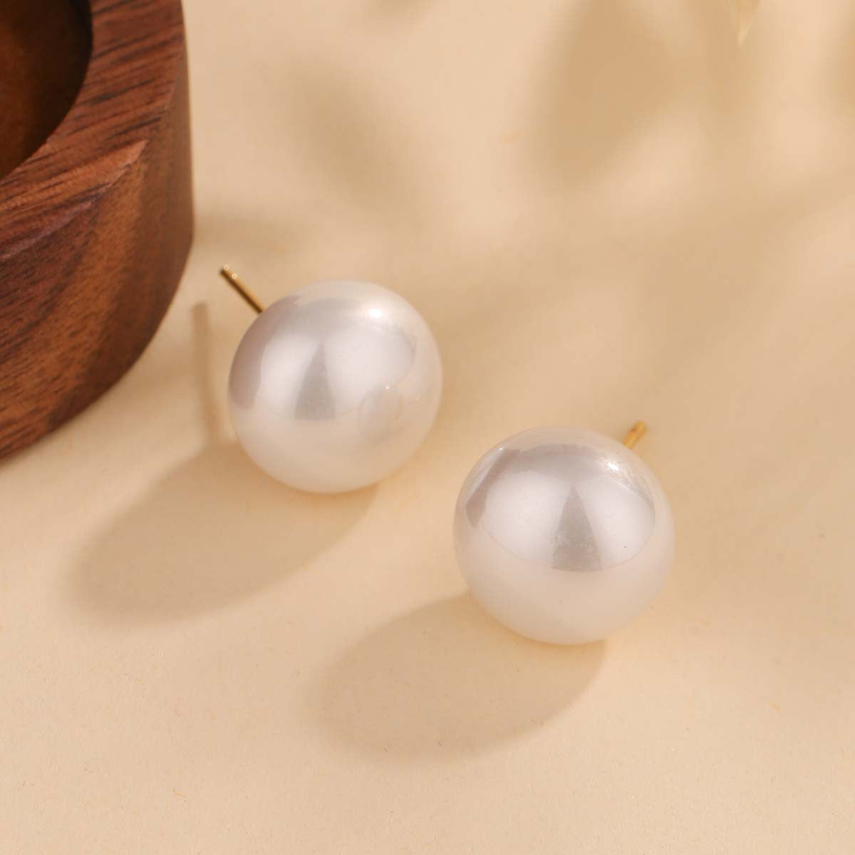 Elegant Simple White Pearl Ear Rings For Women French Style Fashionable Versatile Jewelry Geometric Pattern Round Electroplated