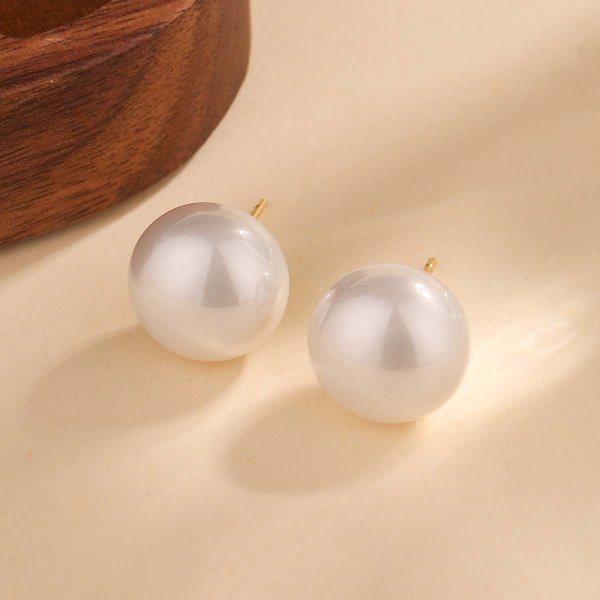 Elegant Simple White Pearl Ear Rings For Women French Style Fashionable Versatile Jewelry Geometric Pattern Round Electroplated