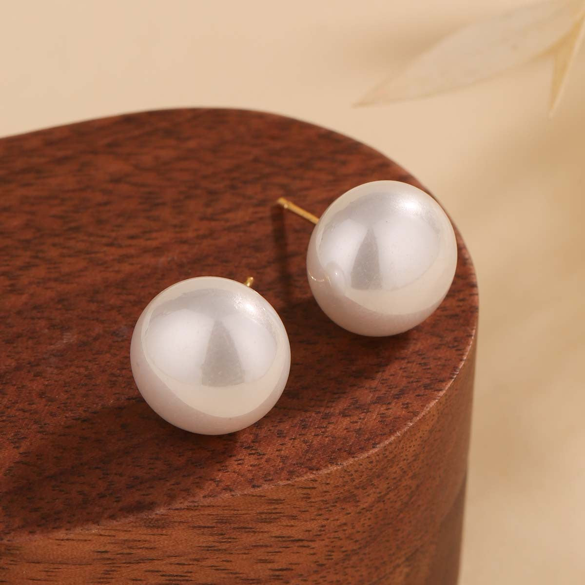 Elegant Simple White Pearl Ear Rings For Women French Style Fashionable Versatile Jewelry Geometric Pattern Round Electroplated
