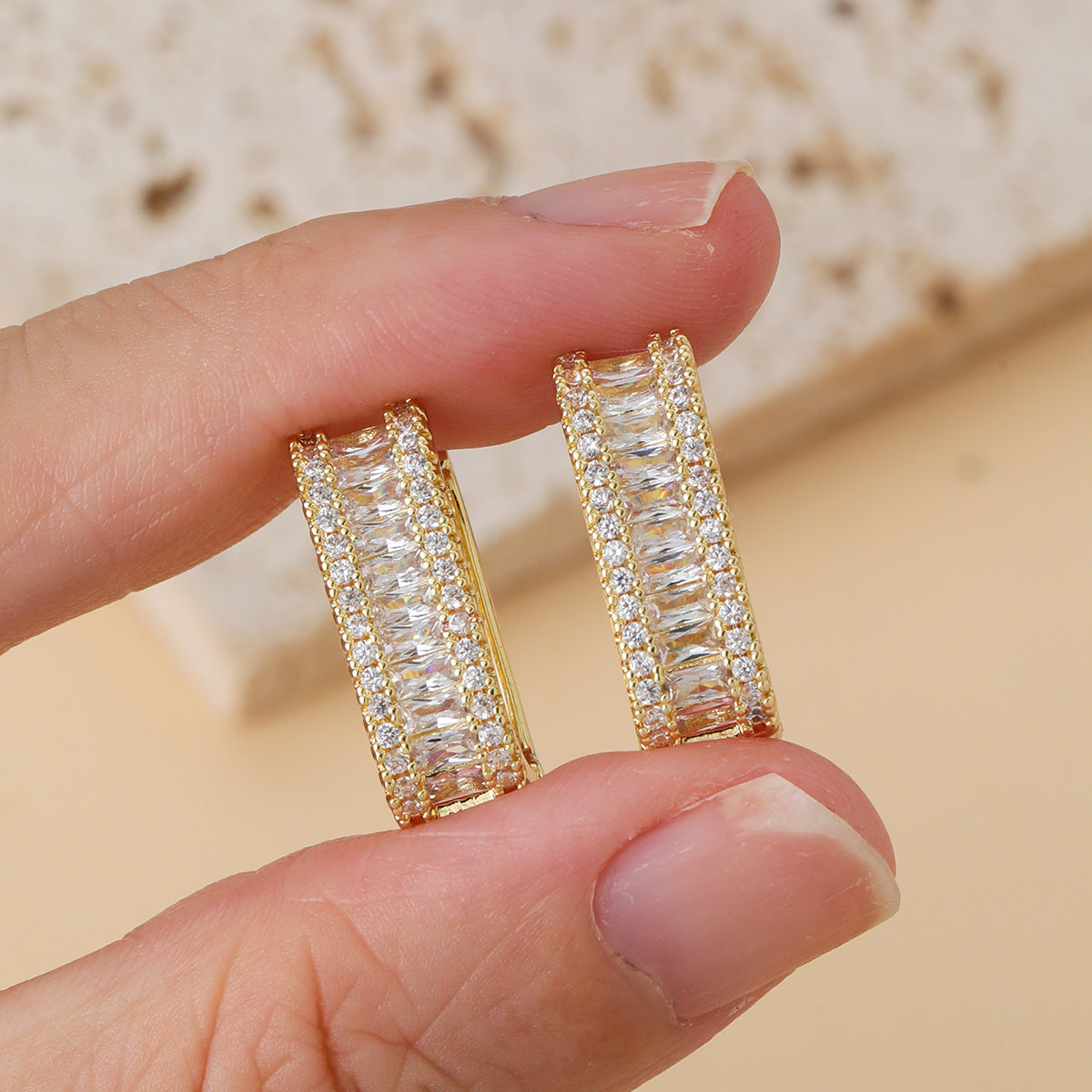 Elegant Hollow Out Geometric Copper Zirconia Micro-Set Ear Cuffs Fashionable Luxury Women's Jewelry Ear Rings OL Style