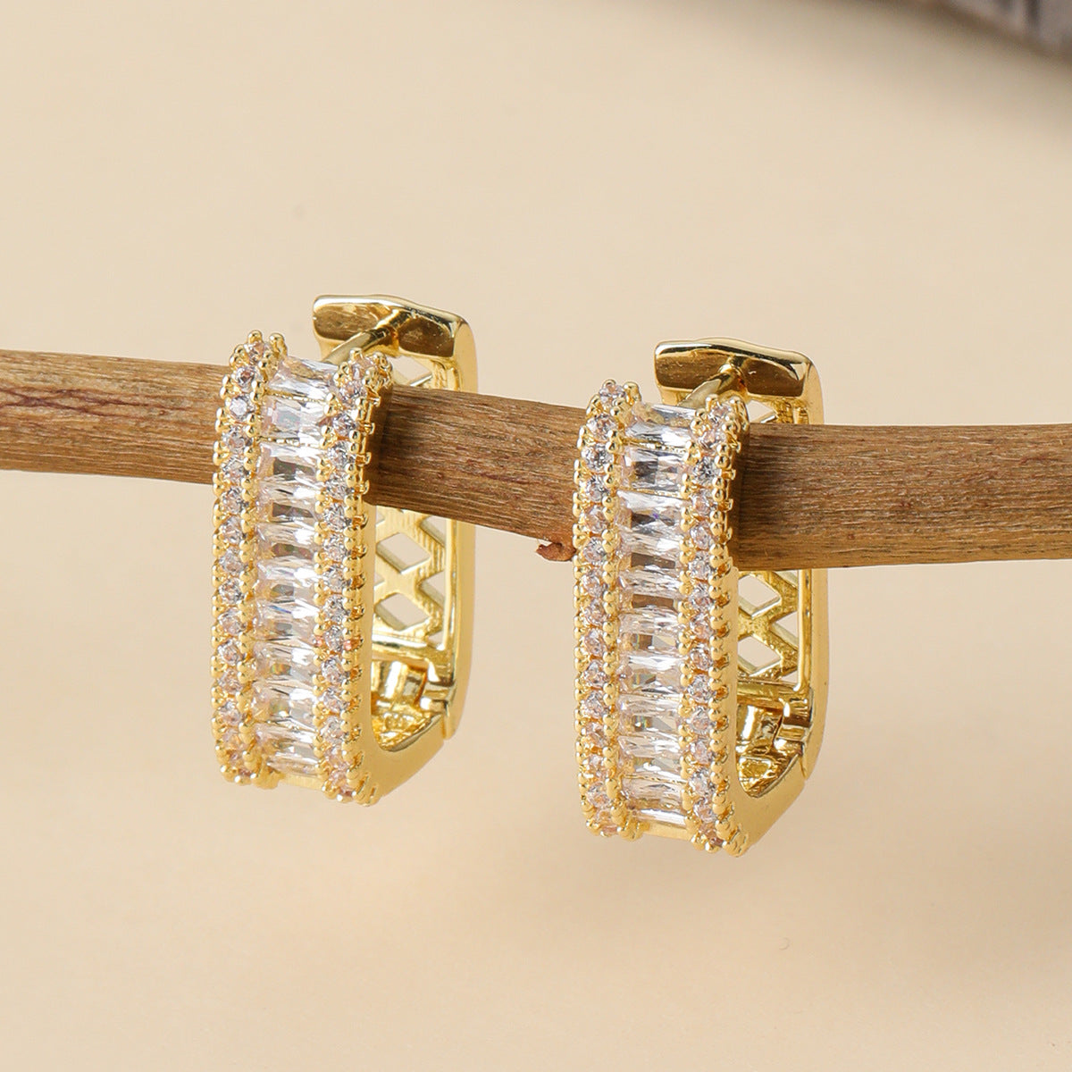 Elegant Hollow Out Geometric Copper Zirconia Micro-Set Ear Cuffs Fashionable Luxury Women's Jewelry Ear Rings OL Style