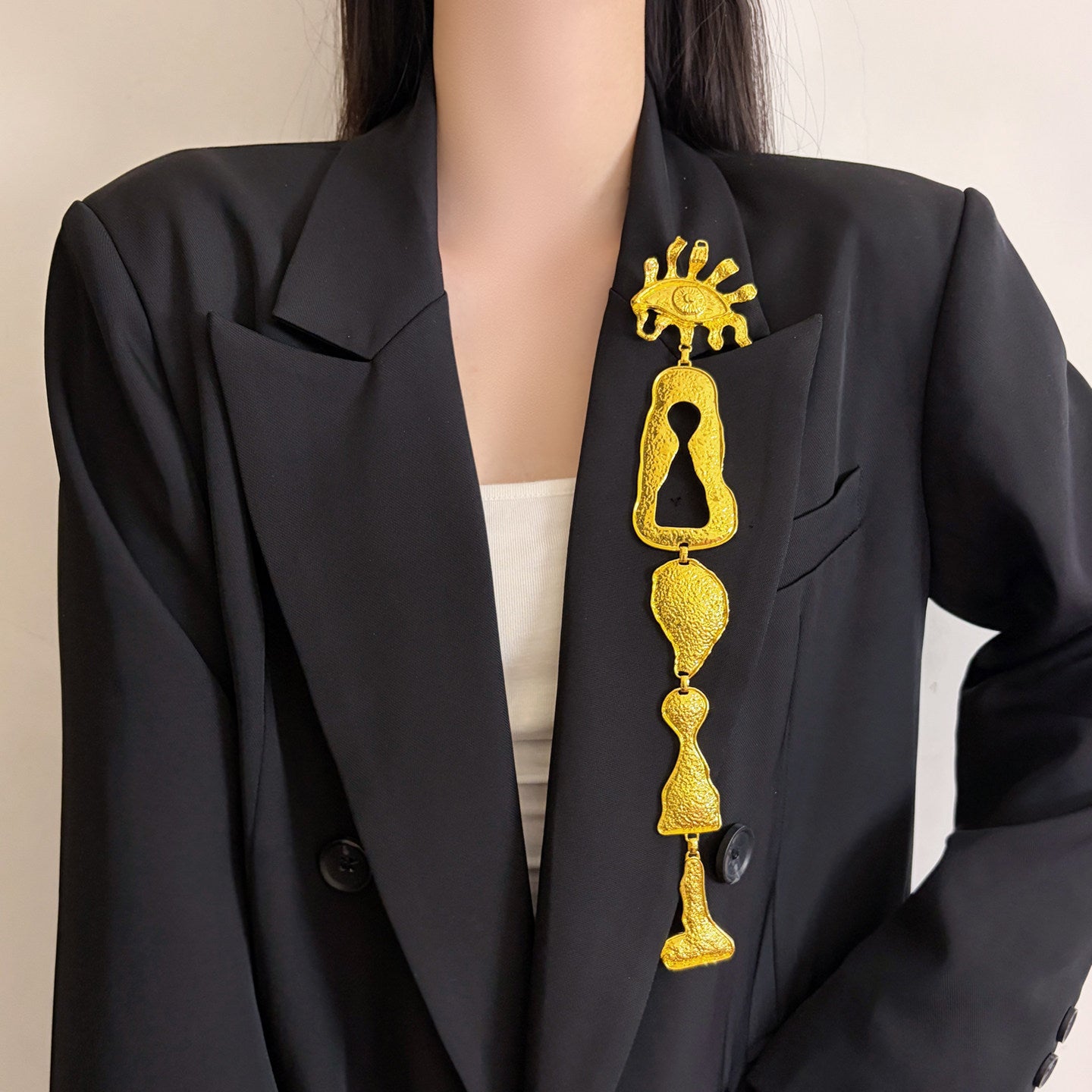 Gold Zinc Alloy Pin Featuring Electroplated Craftsmanship
