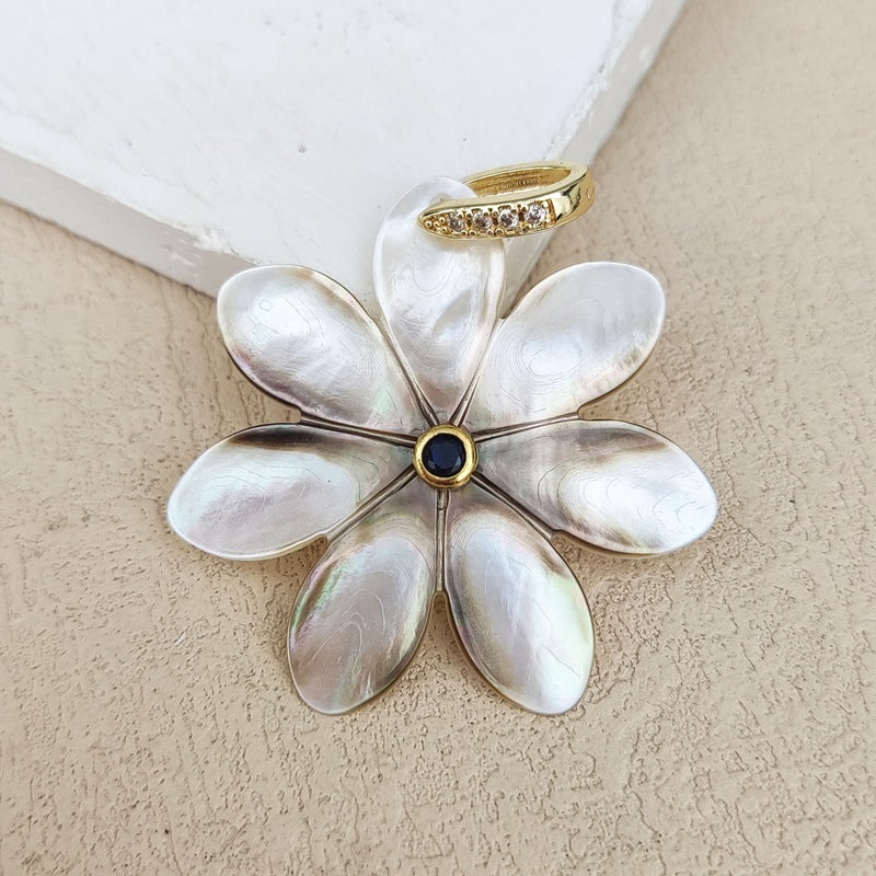 Daisy Shell Pendant For Women Featuring Carving Craft, Ideal For Spring & Summer
