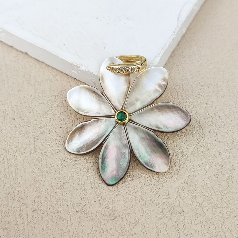 Daisy Shell Pendant For Women Featuring Carving Craft, Ideal For Spring & Summer