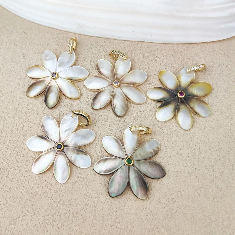 Daisy Shell Pendant For Women Featuring Carving Craft, Ideal For Spring & Summer