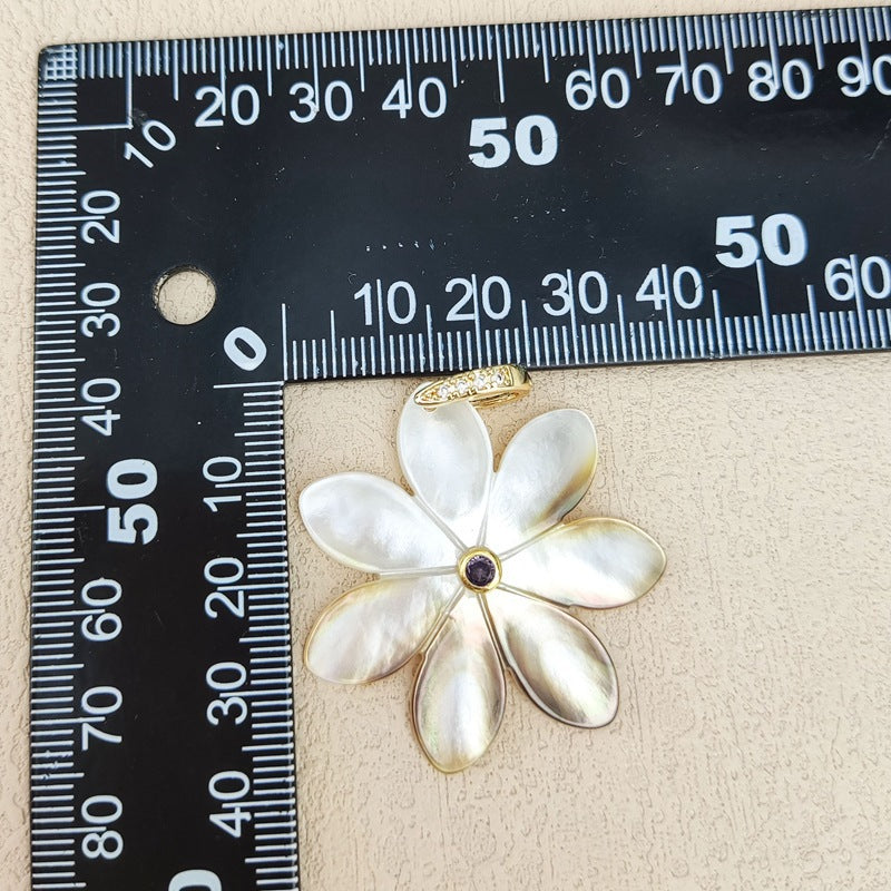 Daisy Shell Pendant For Women Featuring Carving Craft, Ideal For Spring & Summer
