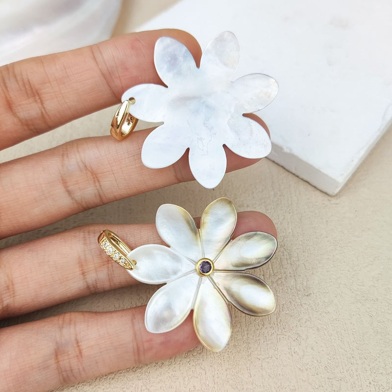 Daisy Shell Pendant For Women Featuring Carving Craft, Ideal For Spring & Summer