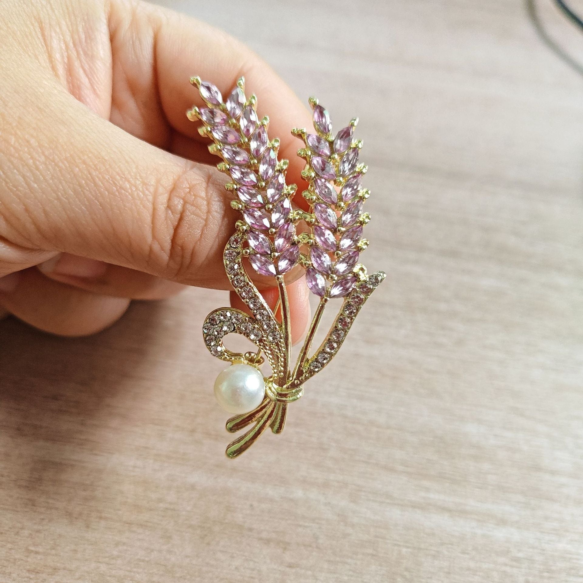 Grain Pin Made Of Zinc Alloy Featuring Electroplated Craftsmanship In Champagne Color