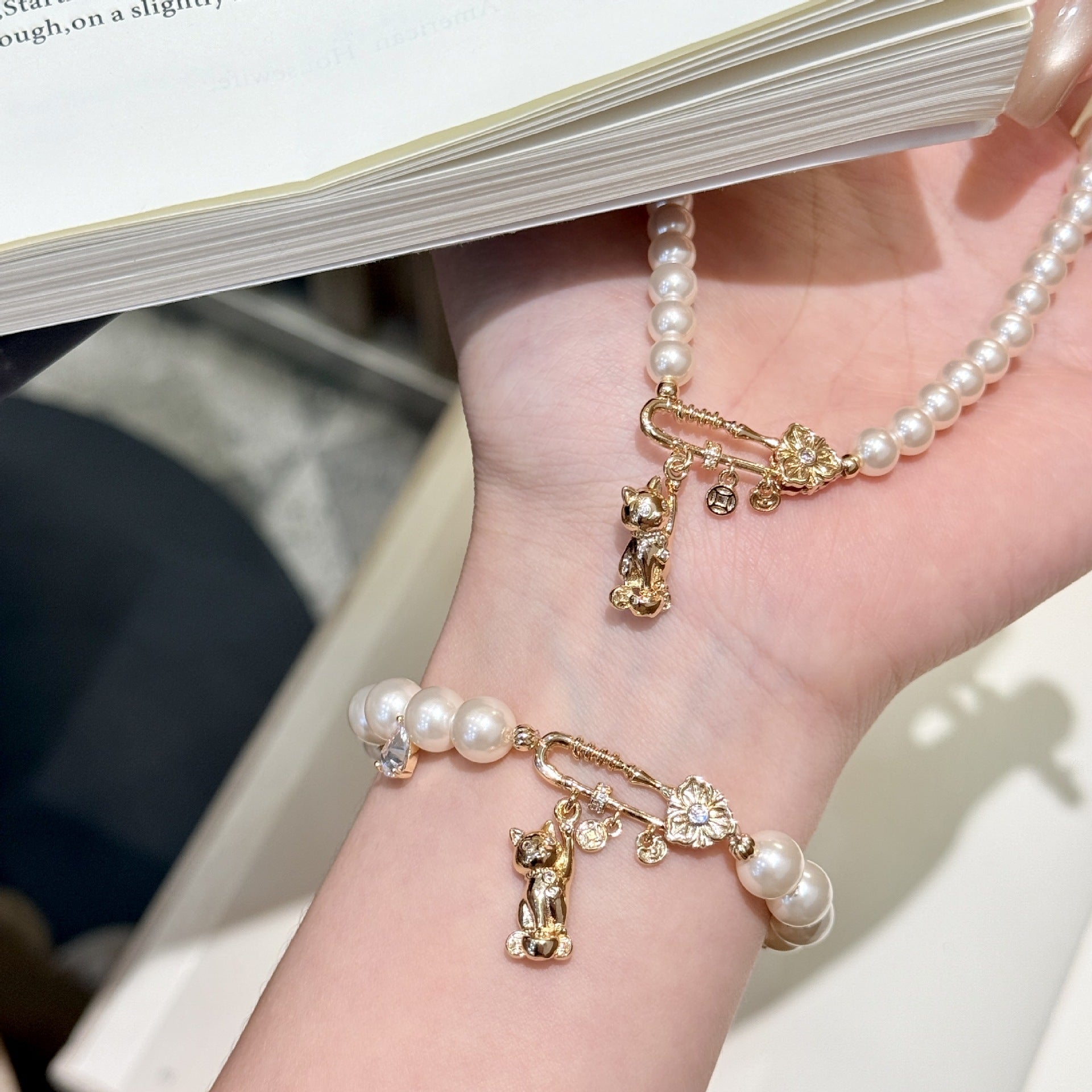 Three-dimensional Cat Necklace For Women With Imitation Pearl And Rhinestone Pendant In Alloy, Featuring Paperclip Chain