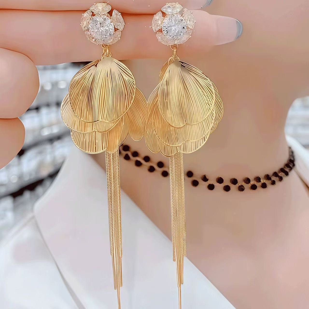 Leaves Tassel Earrings For Women In Gold Featuring Copper Alloy With Zircon Inlay And Copper Ear Pins