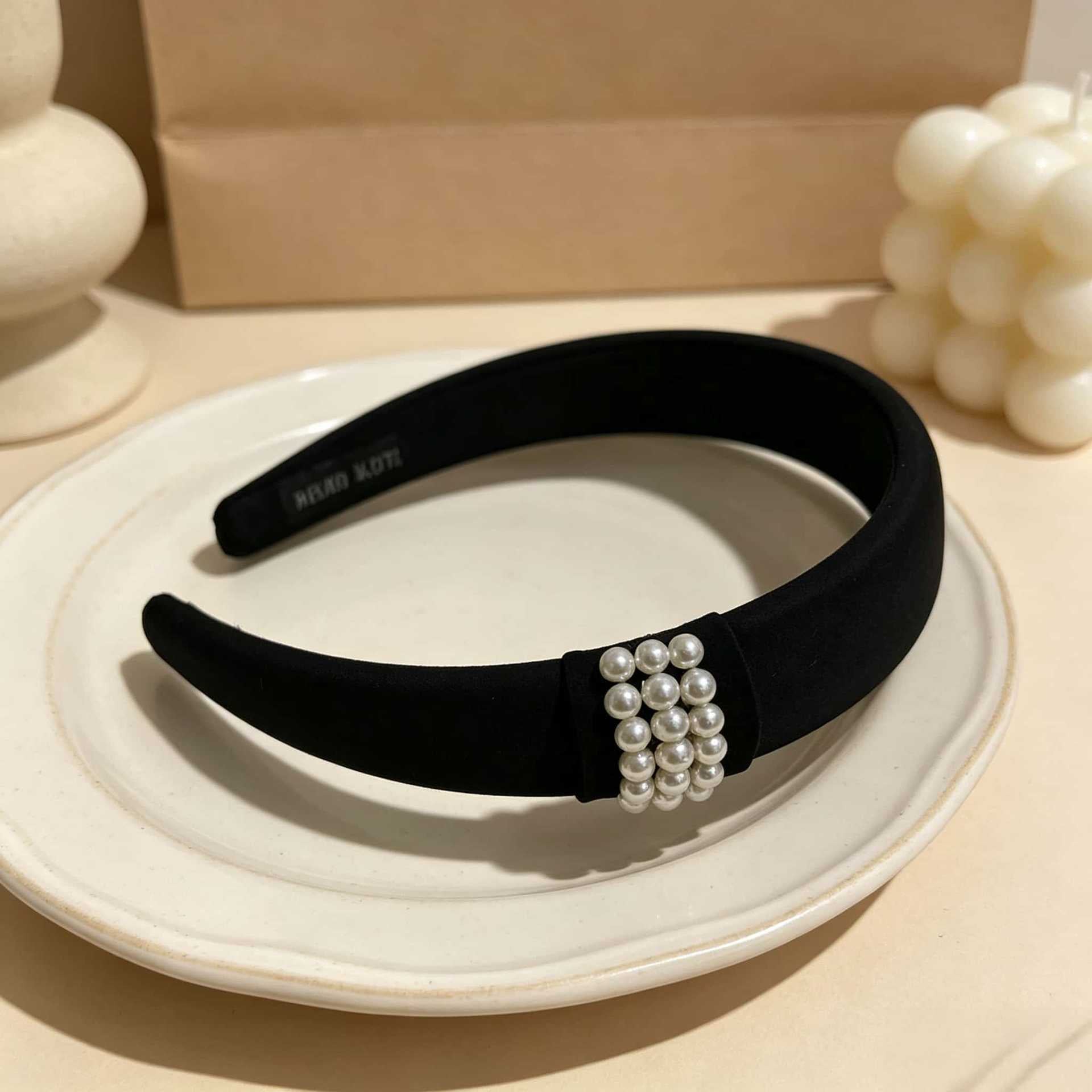 Cute Jewelry Headband For Women Featuring Mixed Materials And Dyed Black Crystal Inlay