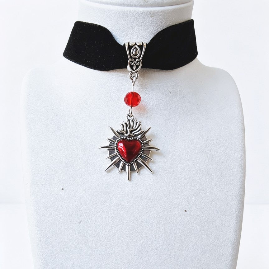 Baroque Style Heart Shape Choker In Dyed Black Zinc Alloy With Alloy Pendant For Unisex