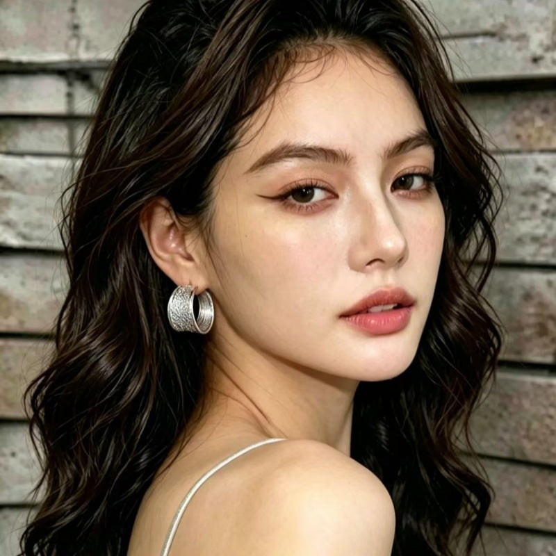 C Shape Hoop Earrings For Women In Gold Featuring Electroplated Craftsmanship With Simple Style
