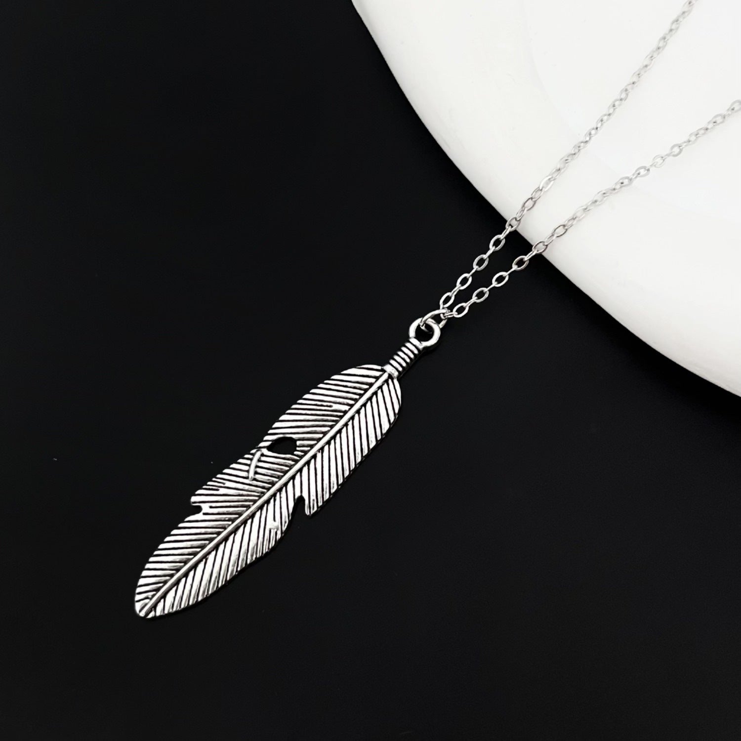 Bohemian Feather Pendant Necklace In Zinc Alloy For Unisex, Perfect For Casual Wear