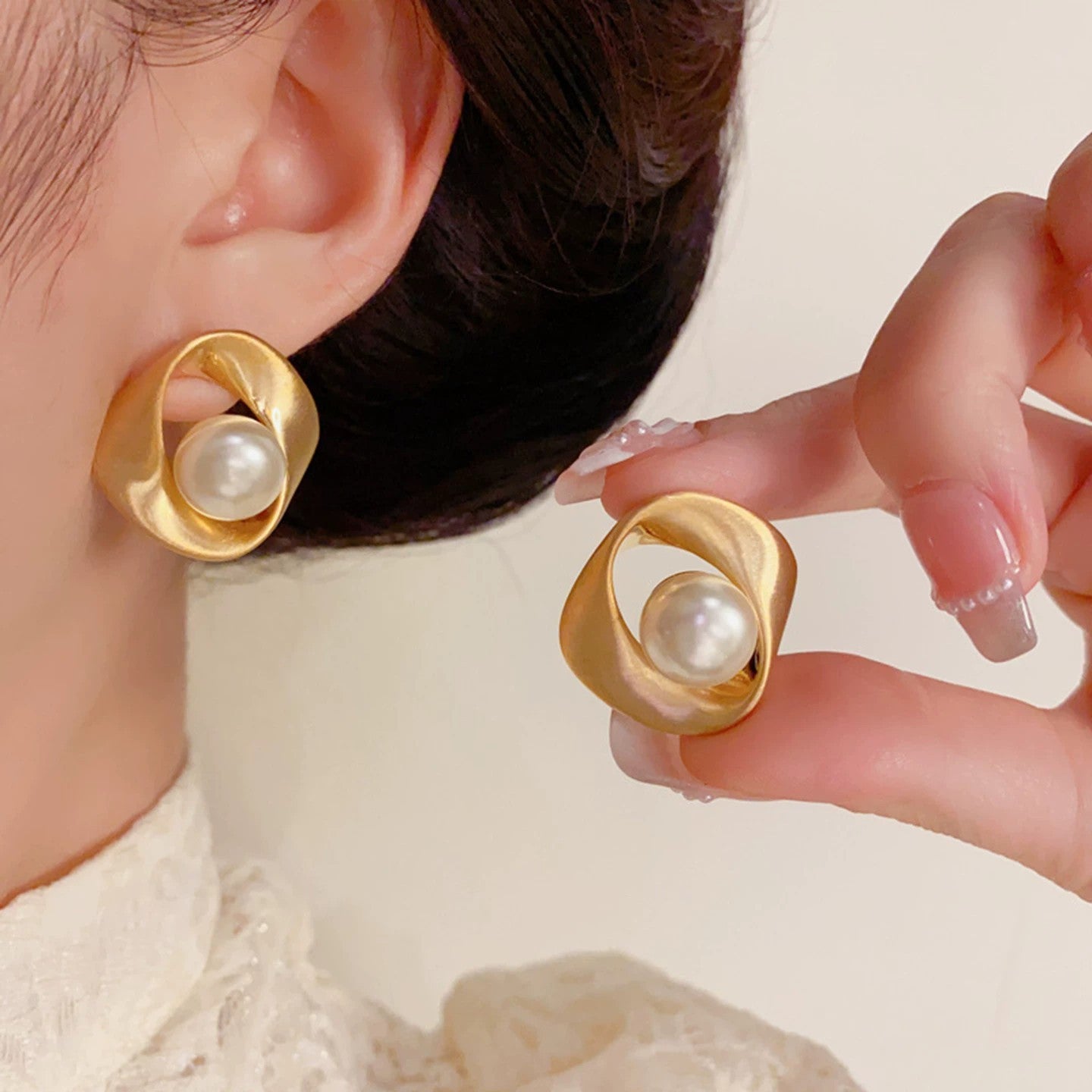 Geometric Brushed Gold Alloy Earrings For Unisex Featuring Exaggerated Style And Artificial Pearl Inlay