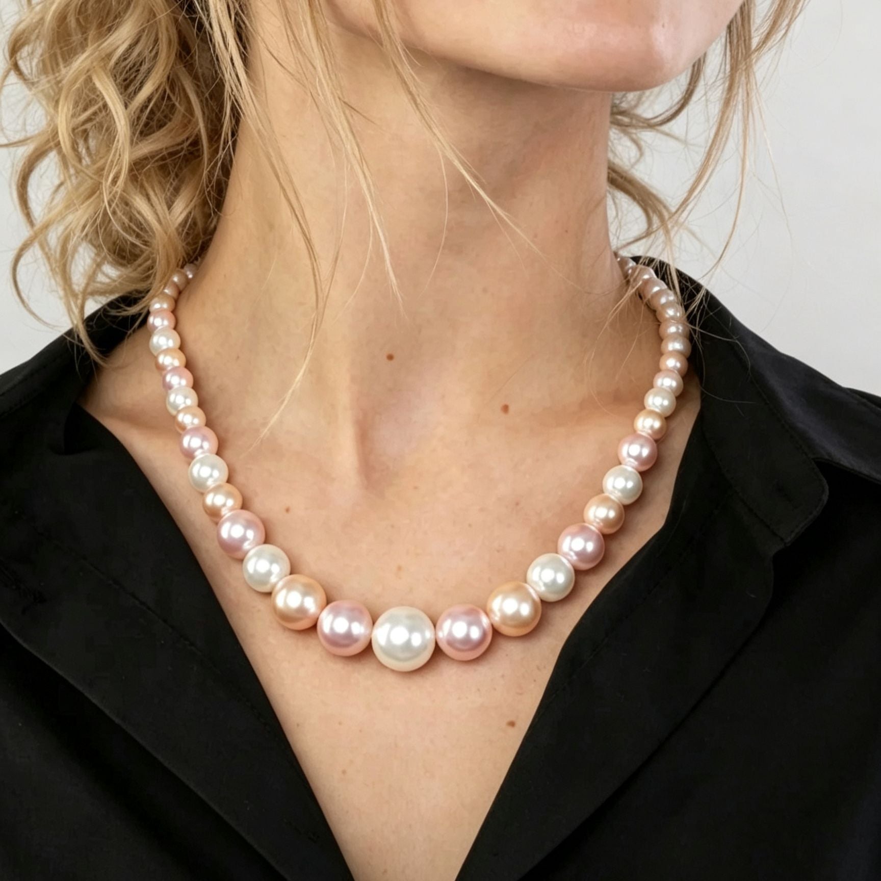 Exaggerated Ombre Pearl Necklace For Women With Alloy Chain And Alloy Pendant