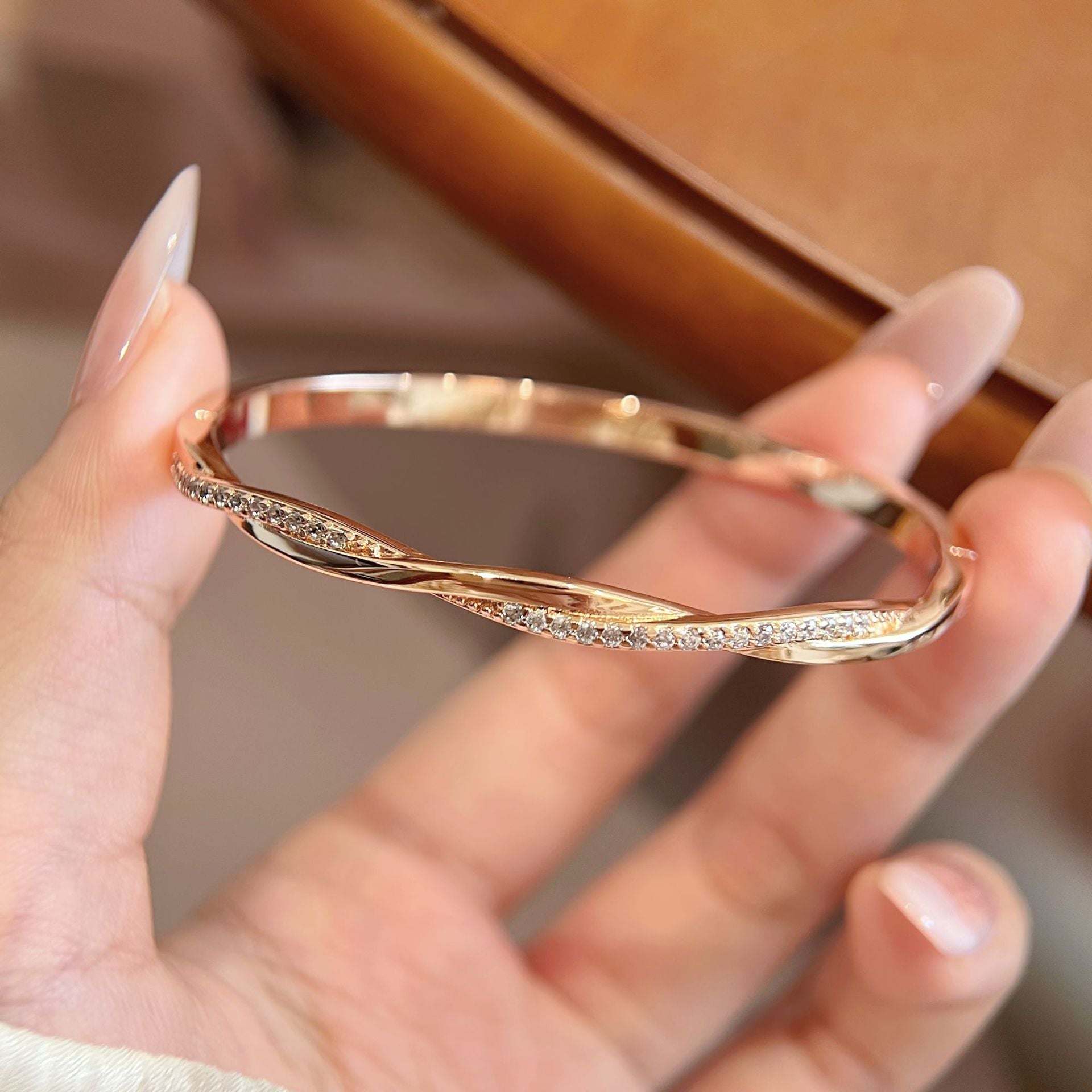 Luxurious Knot Wristband For Women With Bezel Setting, Electroplated Copper And Zircon Inlay