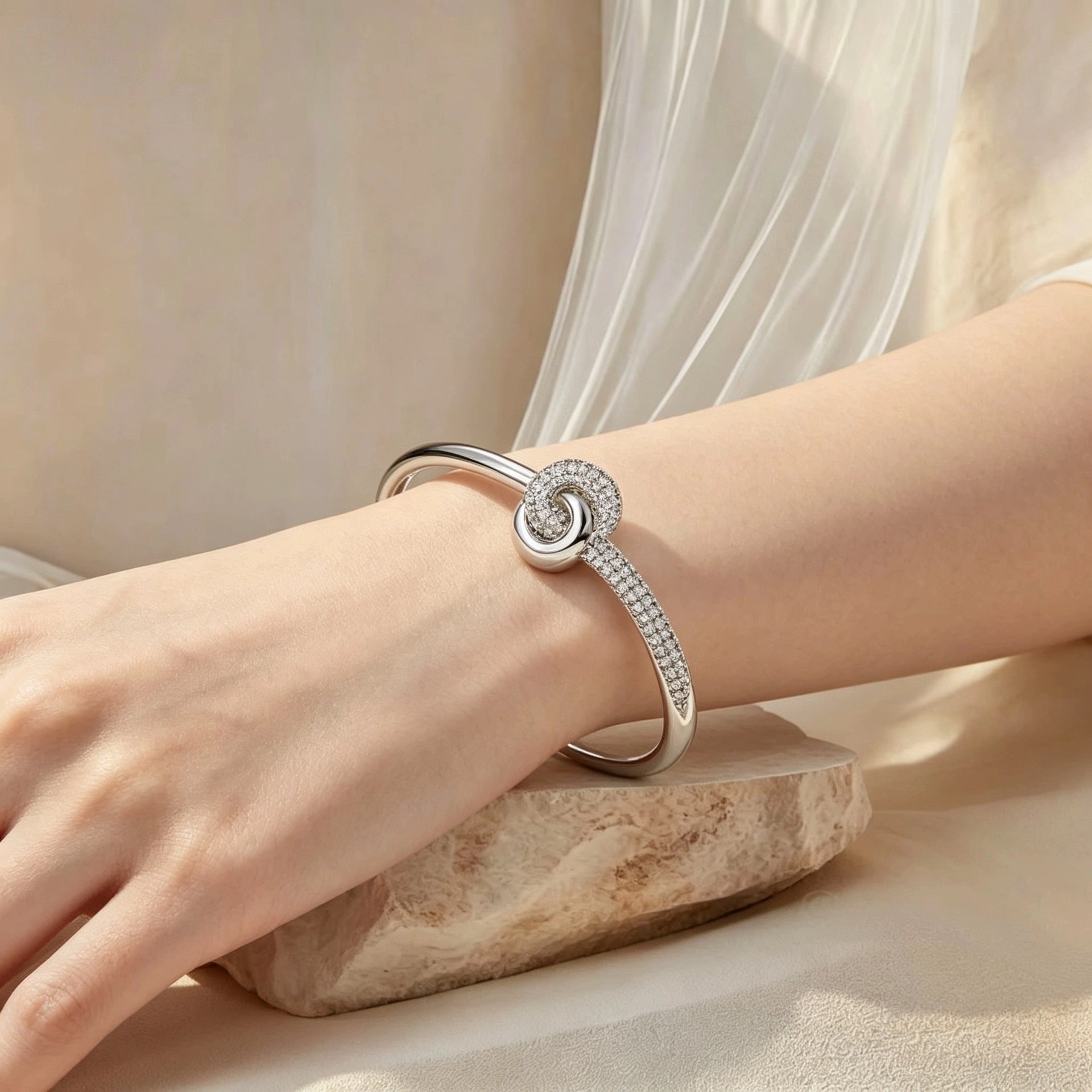 Luxurious Knot Bangle For Women In Electroplated Copper With Zircon Inlay