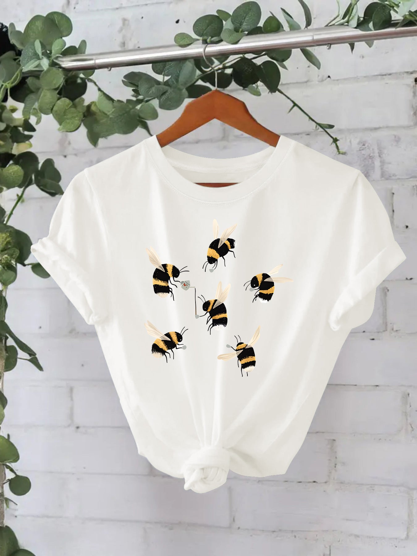Bee Short Sleeve Cotton T-shirt Featuring Streetwear Style With Printing Design