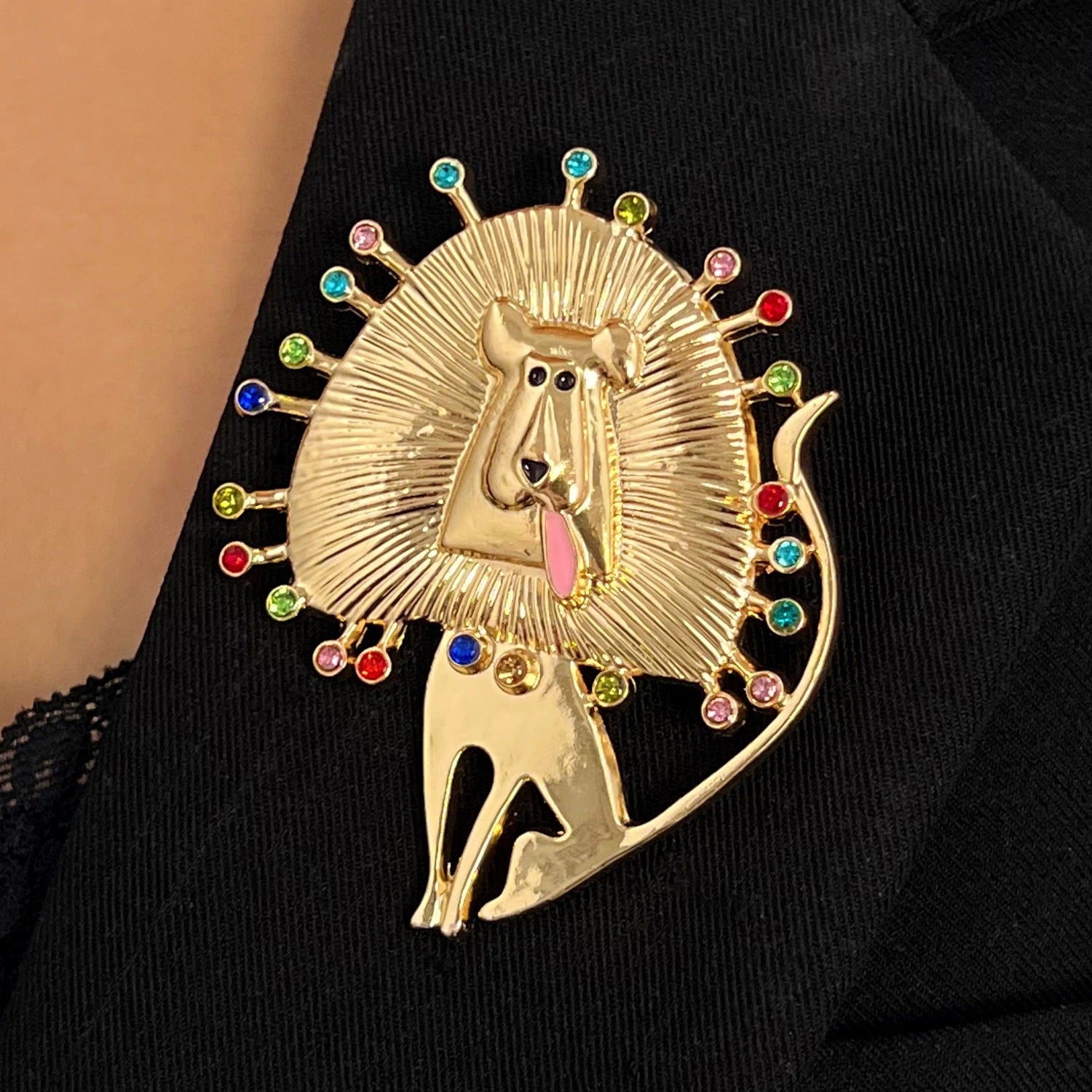 Lion Pin In Gold Alloy With Rhinestones Featuring Electroplated Craftsmanship