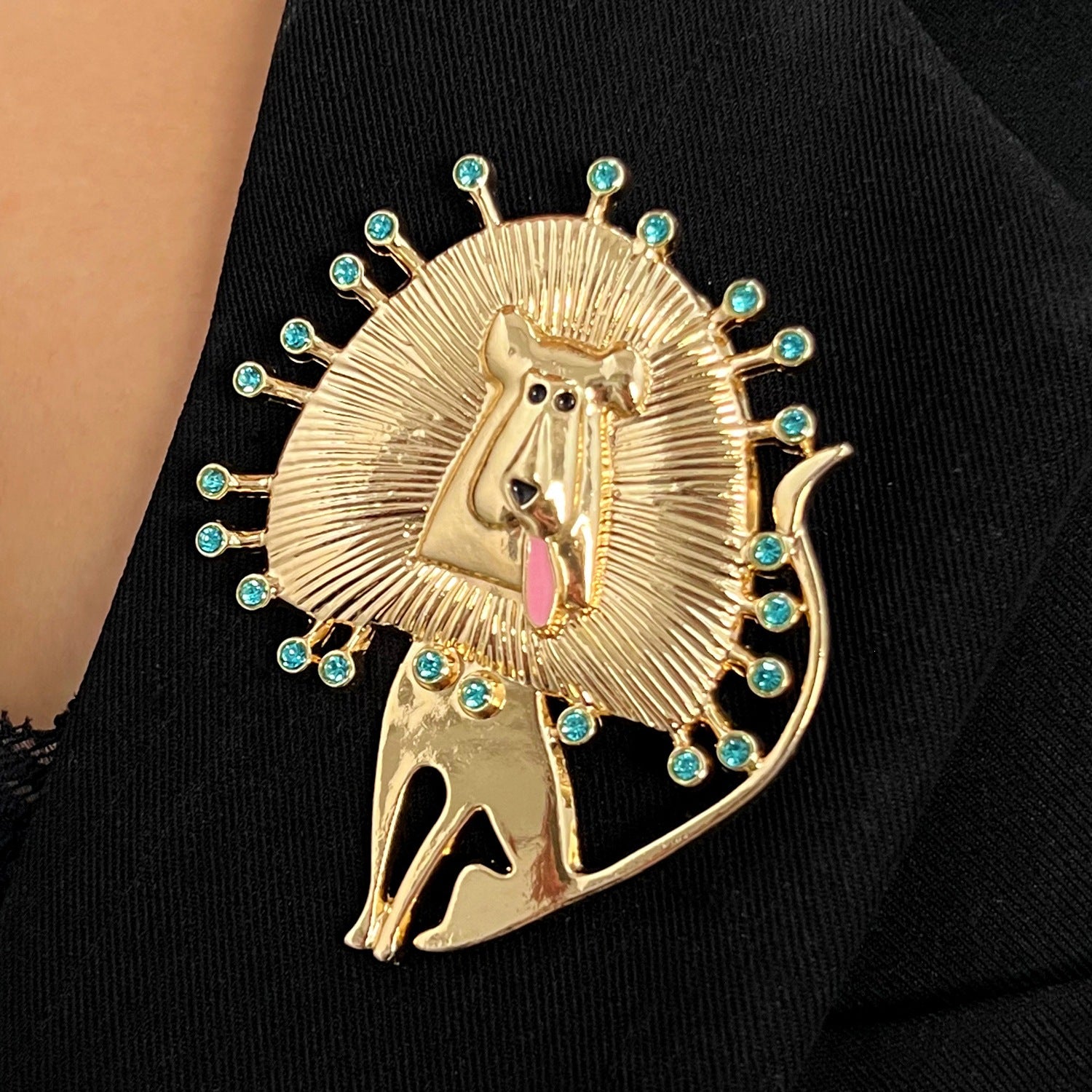 Lion Pin In Gold Alloy With Rhinestones Featuring Electroplated Craftsmanship