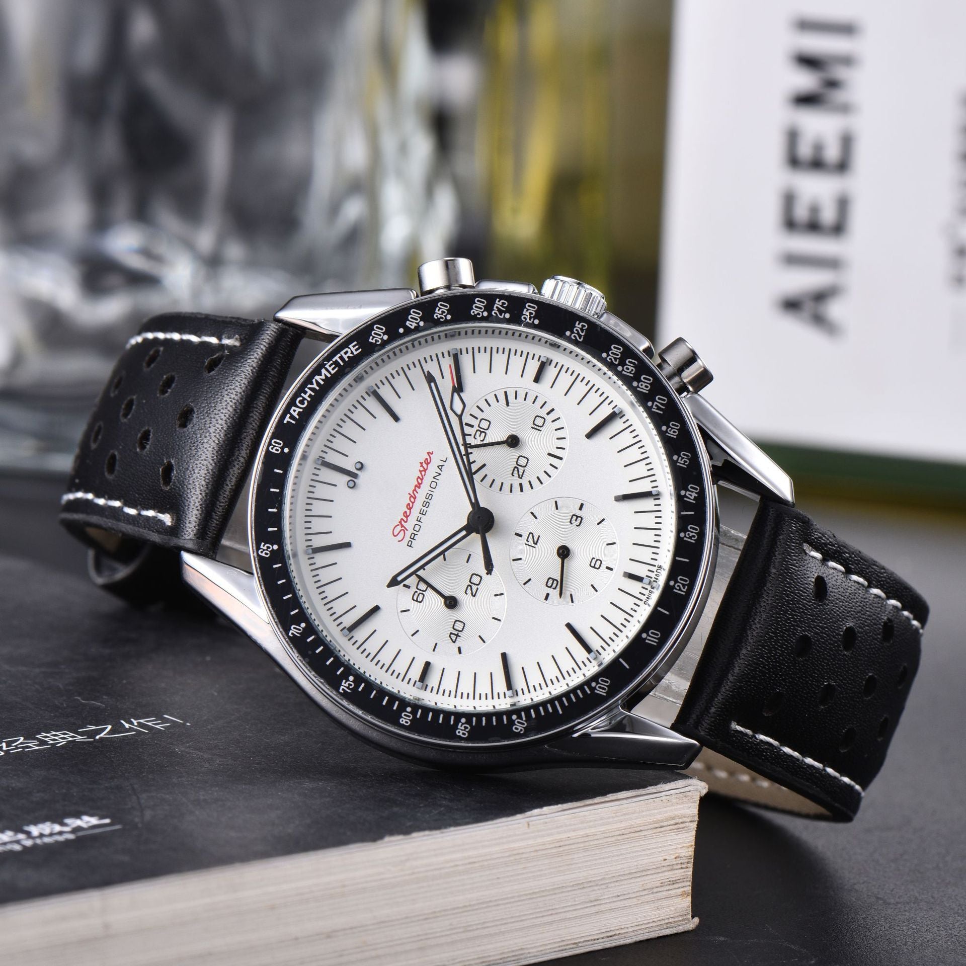 Men's Quartz Watch With Stainless Steel Strap And Horseshoe Buckle Featuring Ordinary Glass Round Dial