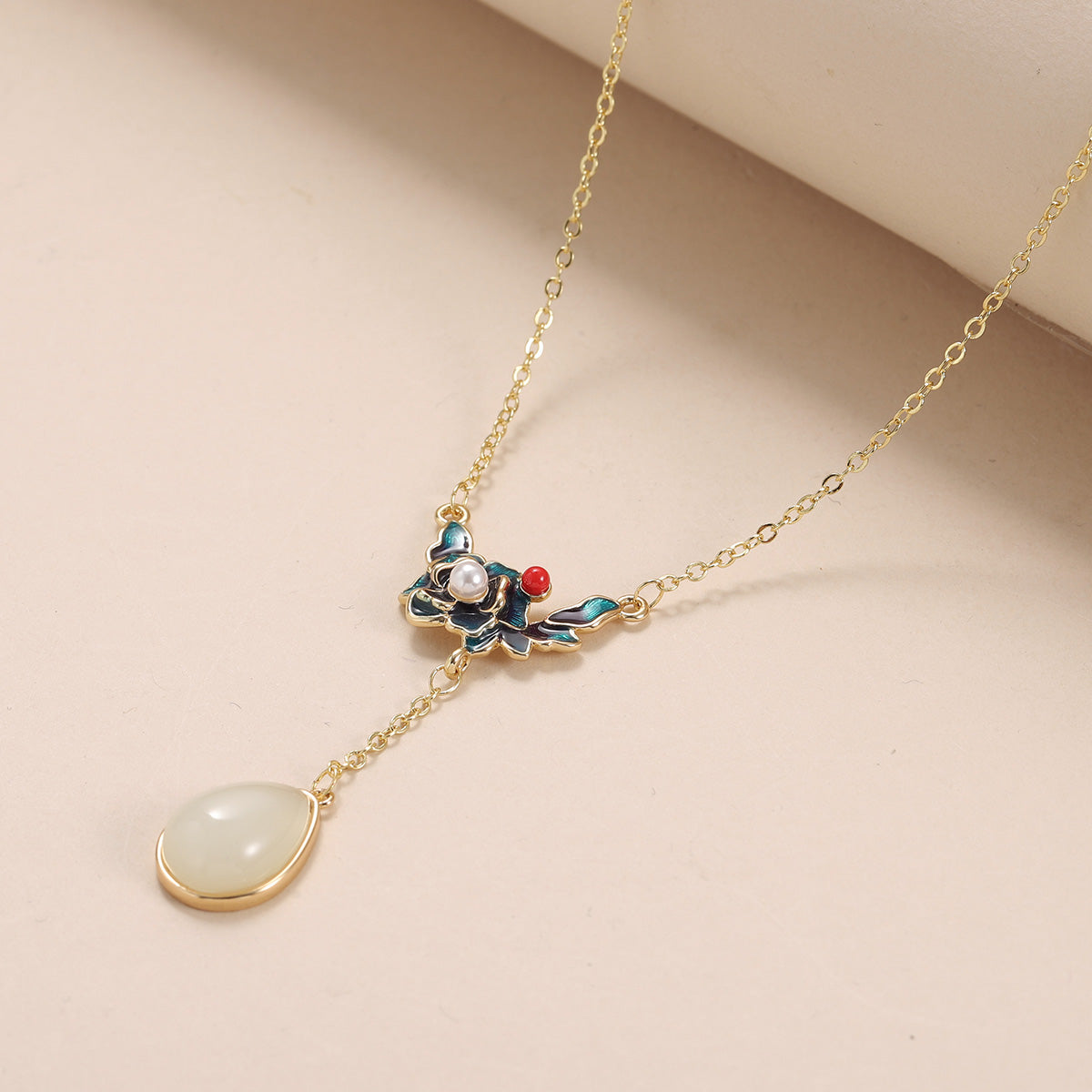 Handmade Flowers Necklace For Women In Brass With 18K Real Gold Plated Electroplated Finish Featuring Imitation Pearl On Cable Chain