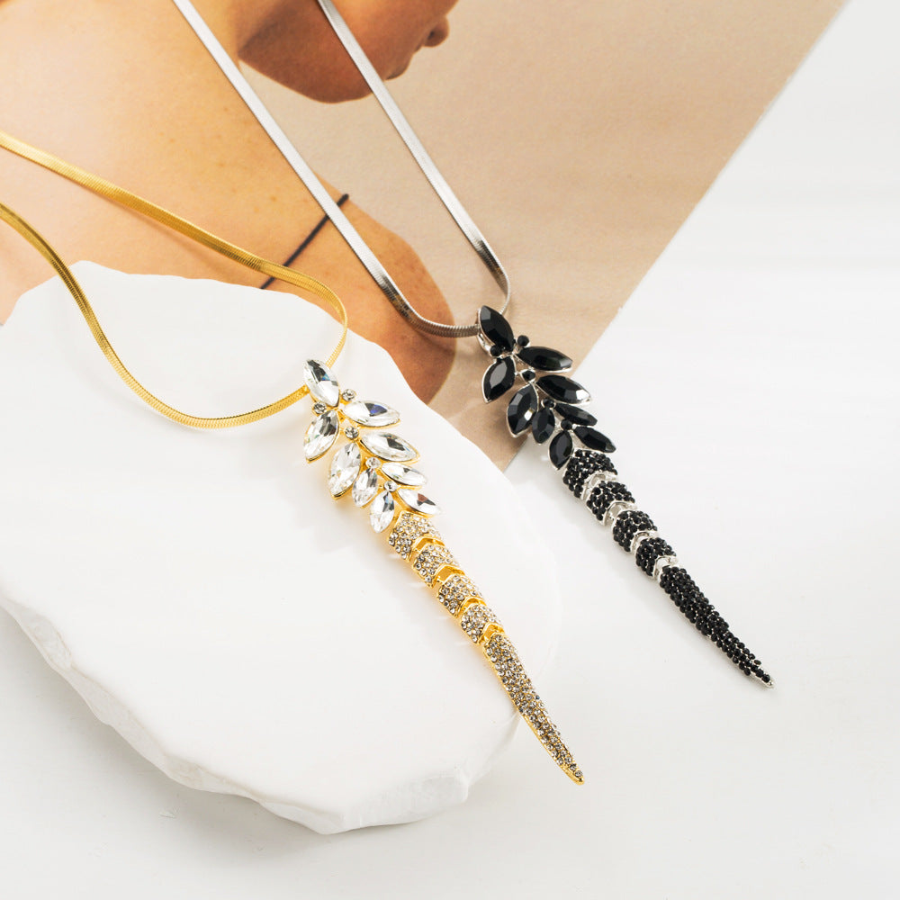 Exaggerated Flowers Sweater Chain Necklace For Women In Dyed Black Alloy With Rhinestone Inlay And Twisted Rope Chain