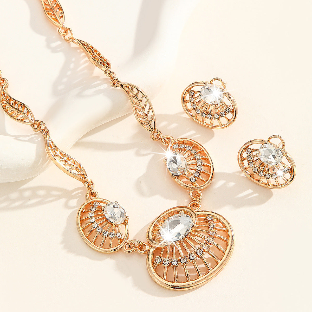2 Pieces Set Exaggerated Heart Shape Jewelry Set For Women In Electroplated Alloy