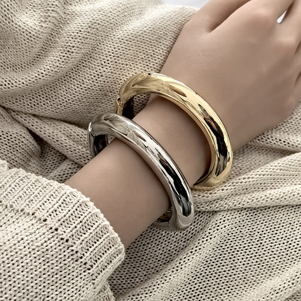 Exaggerated Round Gold Bangle Made Of Zinc Alloy Featuring Electroplated Finish For Daily Wear