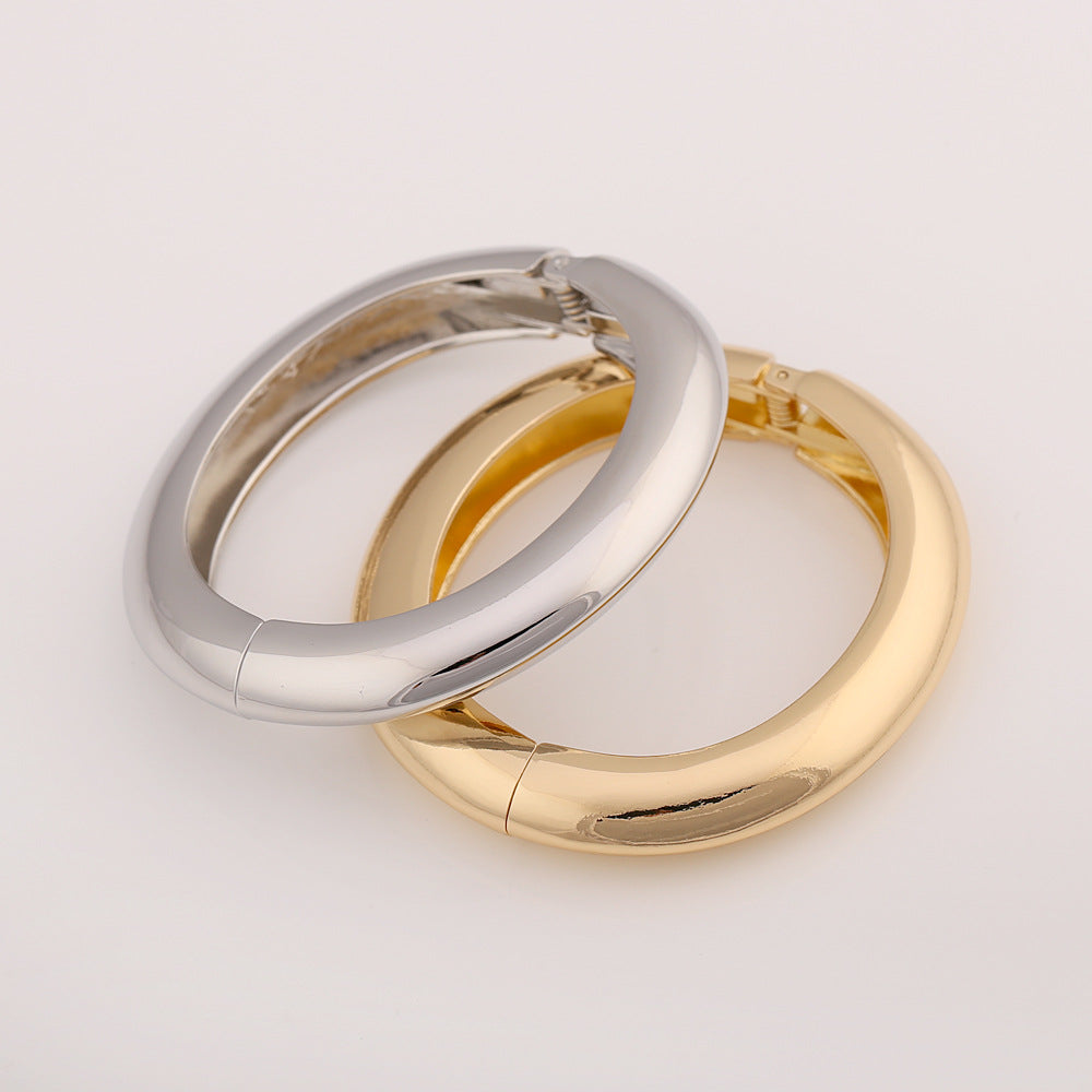 Exaggerated Round Gold Bangle Made Of Zinc Alloy Featuring Electroplated Finish For Daily Wear