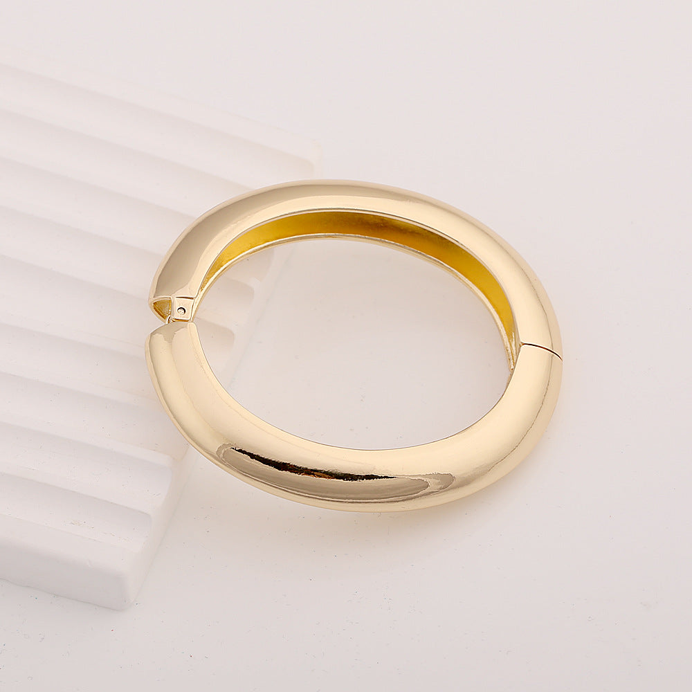Exaggerated Round Gold Bangle Made Of Zinc Alloy Featuring Electroplated Finish For Daily Wear