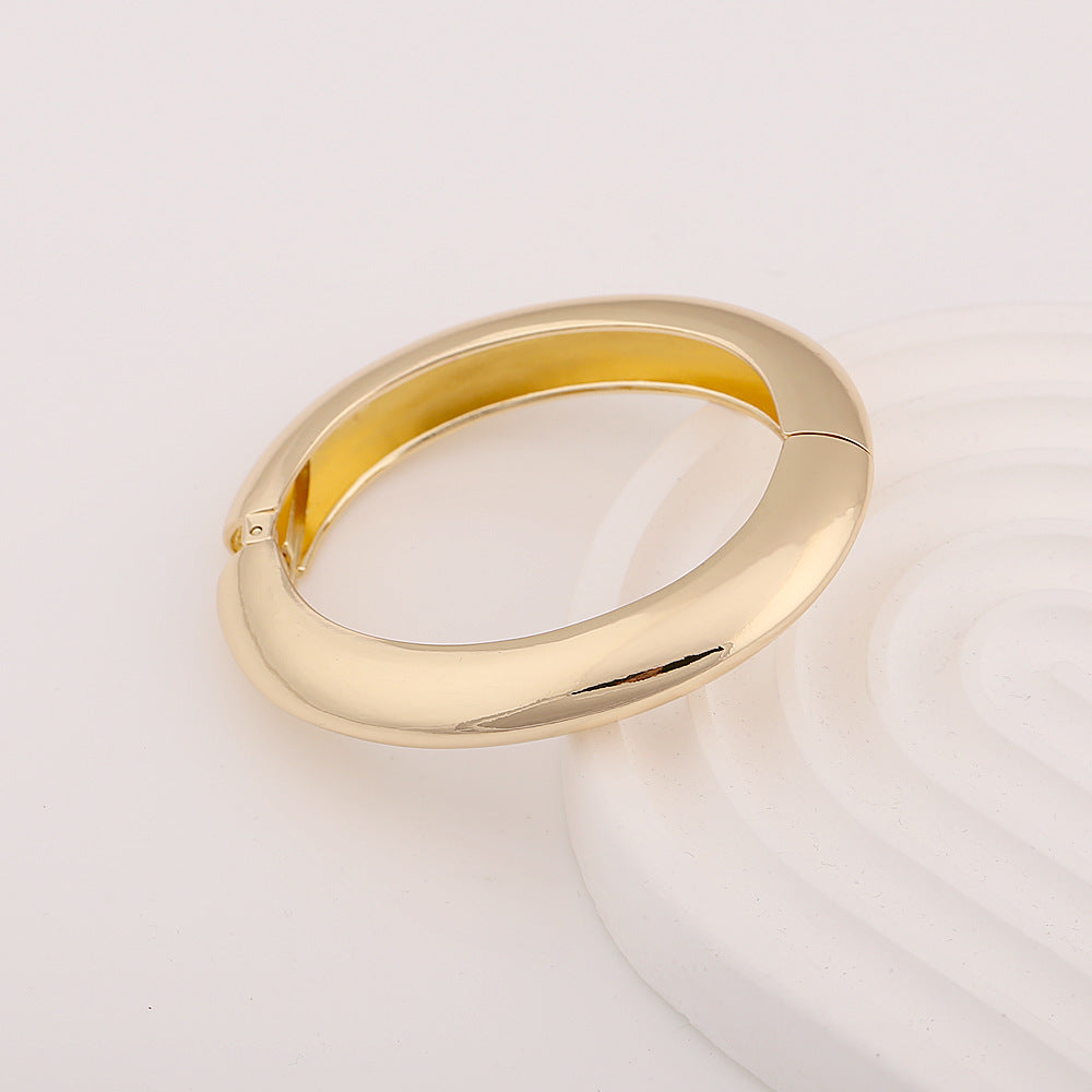 Exaggerated Round Gold Bangle Made Of Zinc Alloy Featuring Electroplated Finish For Daily Wear