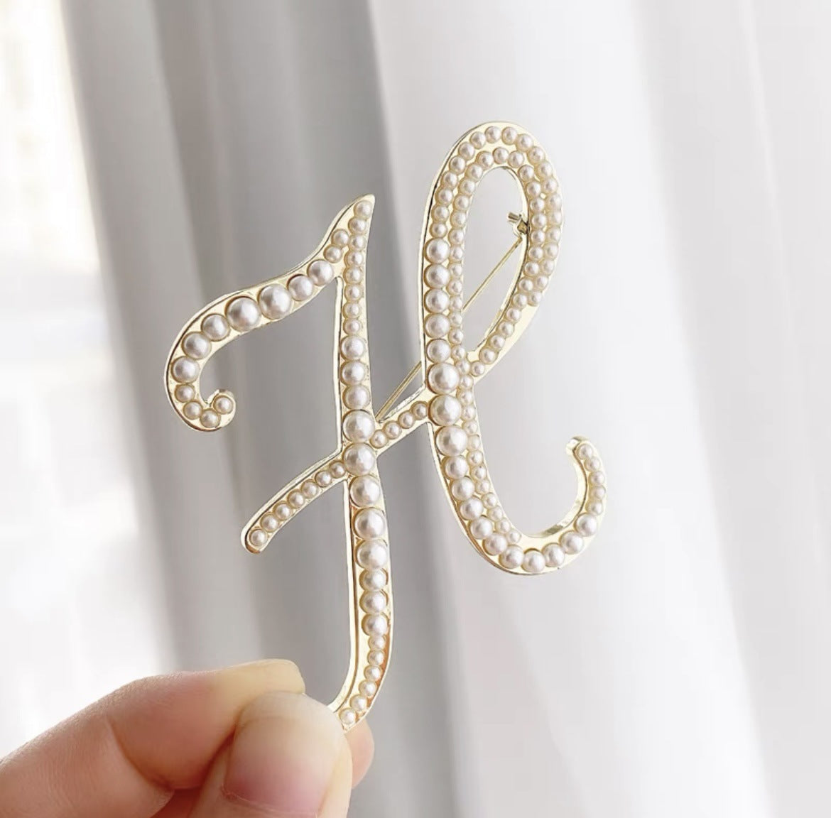 Gold Alloy Pin Featuring Artificial Pearl Inlay With Elegant Pearl Craftsmanship