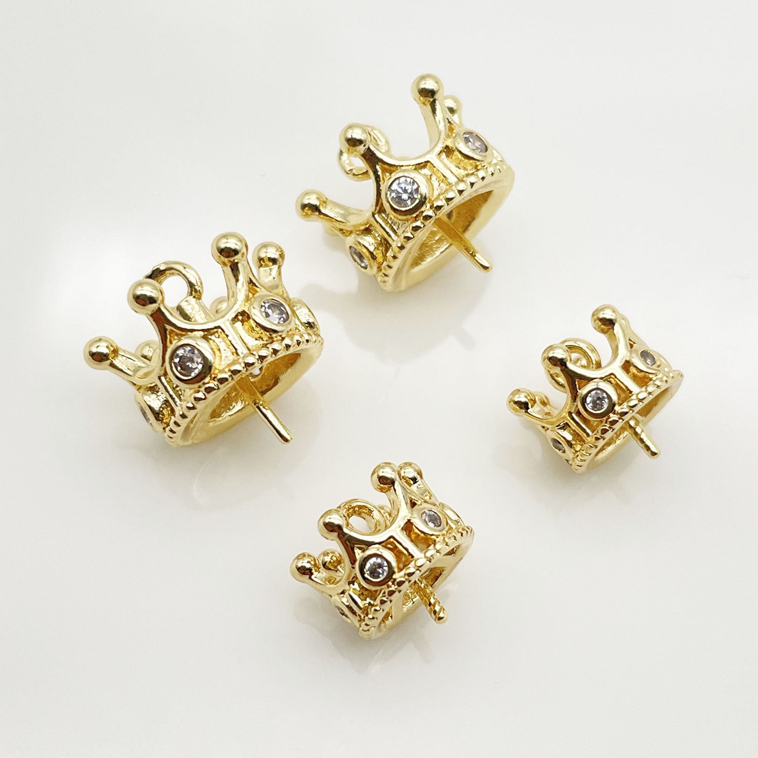 Crown Pendant Made Of Copper With 18K Real Gold Plated Finish Featuring Electroplated Craftsmanship