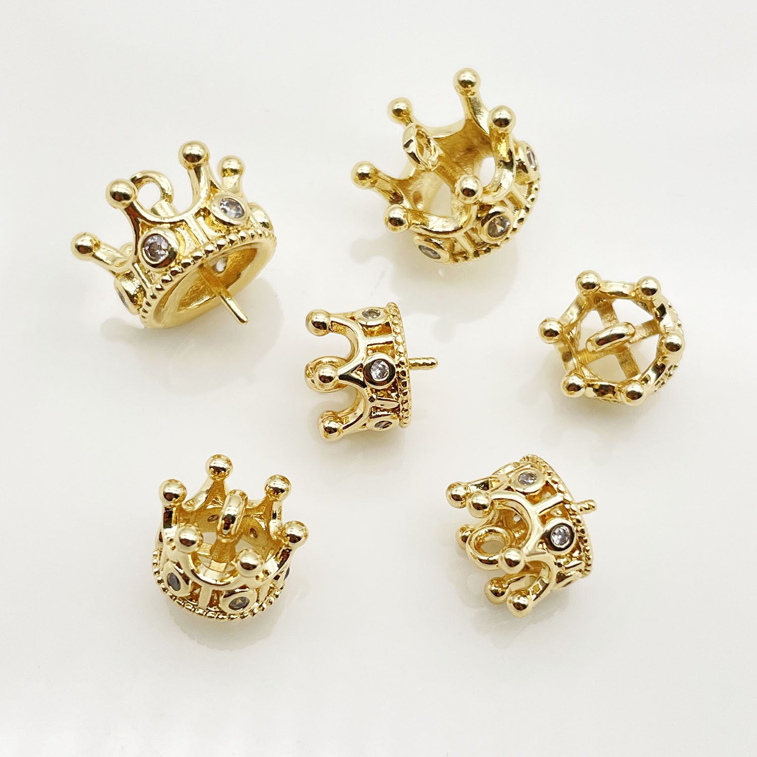 Crown Pendant Made Of Copper With 18K Real Gold Plated Finish Featuring Electroplated Craftsmanship