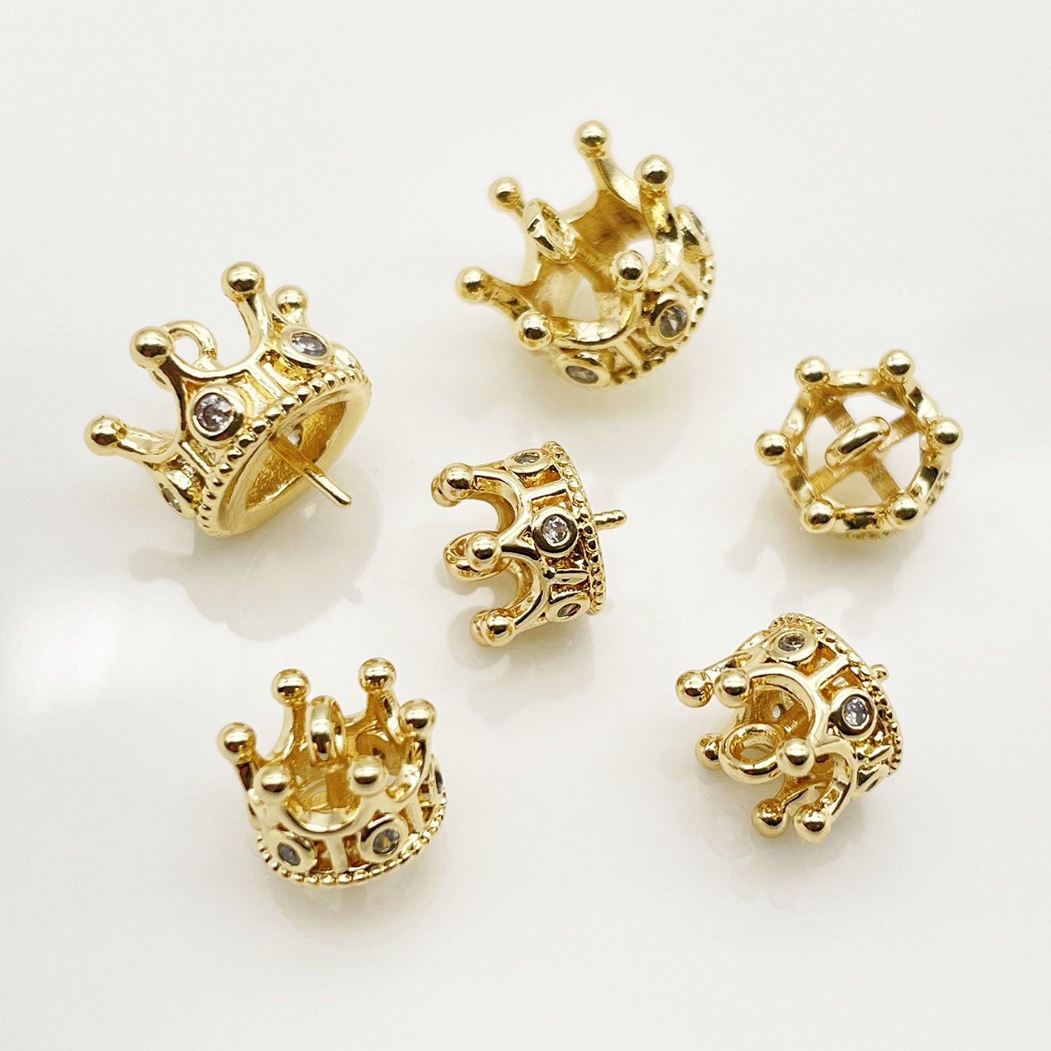 Crown Pendant Made Of Copper With 18K Real Gold Plated Finish Featuring Electroplated Craftsmanship
