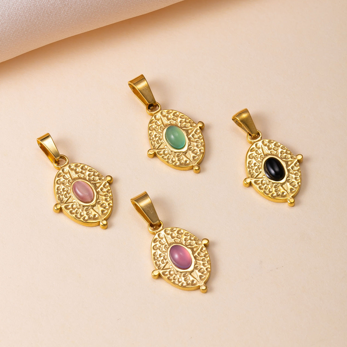 Bohemian Oval Pendant With Agate Inlay, 304 Stainless Steel PVD Coated Featuring Hammered Finish