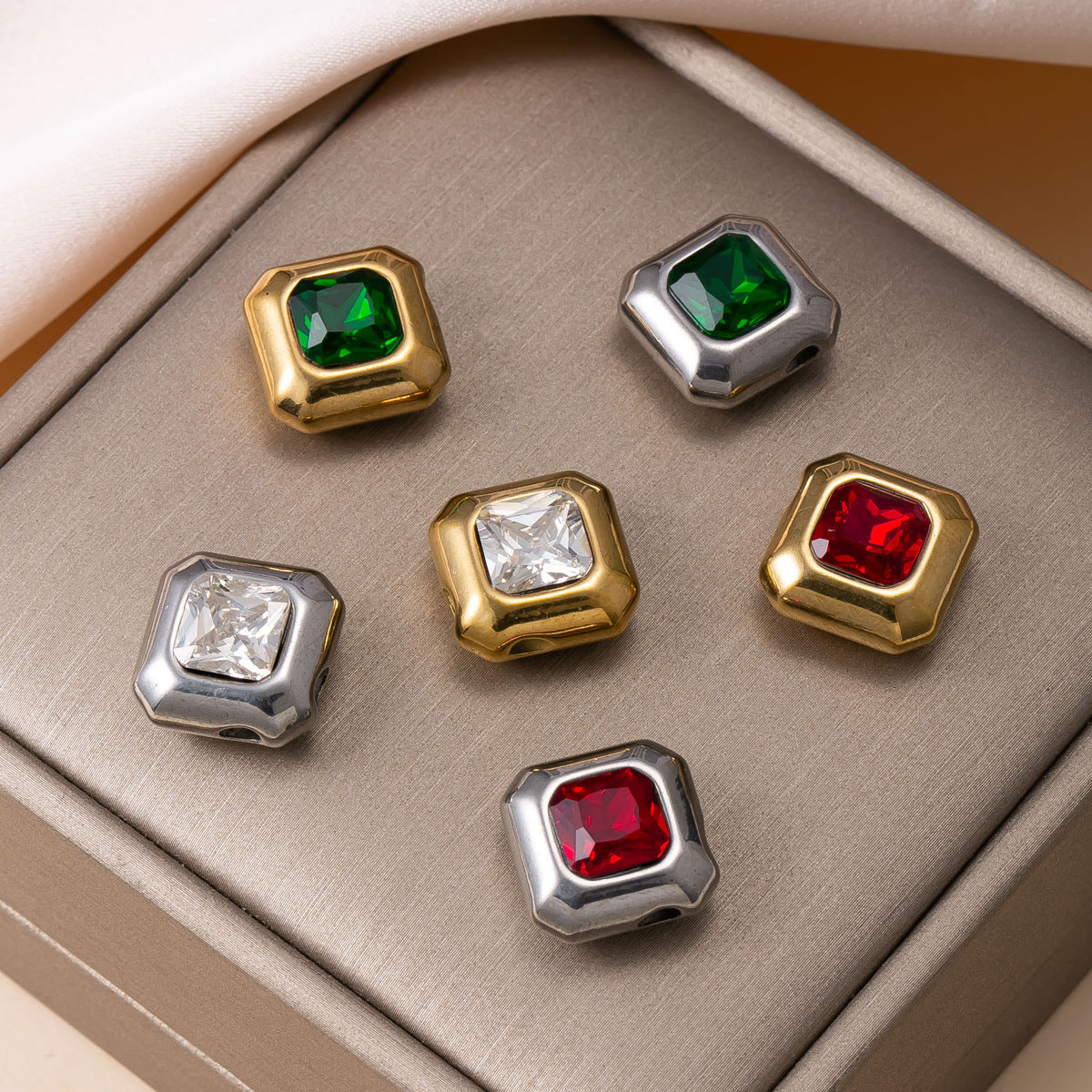 Geometric Pendant In 304 Stainless Steel With Zircon Inlay, Electroplated And PVD Coated Gold Plating Process Jewelry Accessory