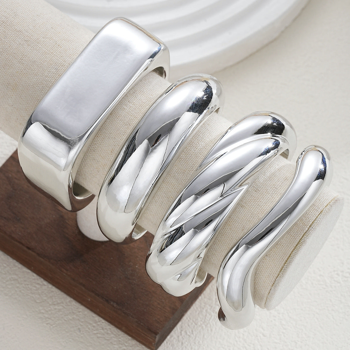 Exaggerated Twist Bangle For Women With Electroplated Gold Plating, 4 Pieces Set