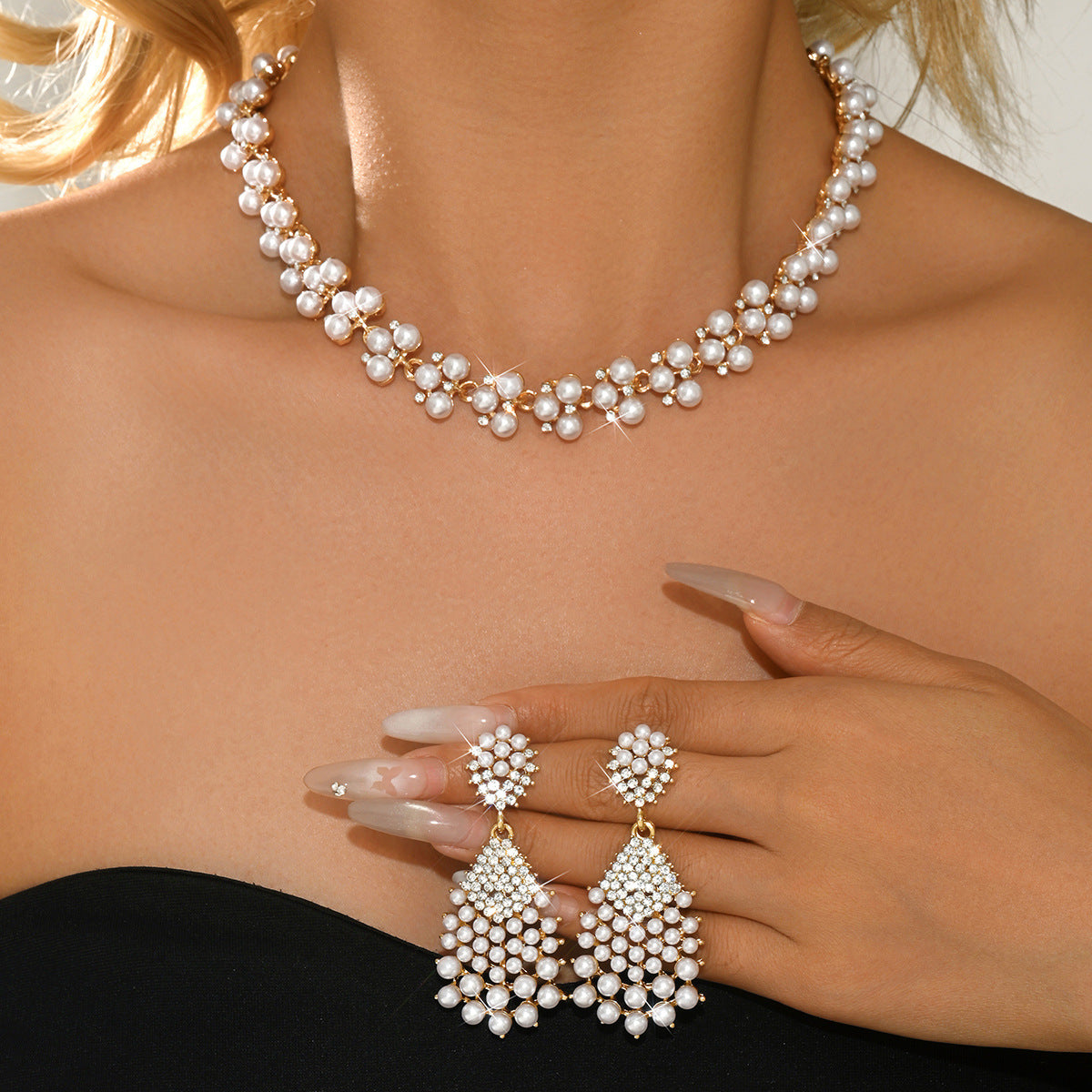 Elegant Geometric Necklace For Women In Alloy With Electroplated Finish And Rhinestone Embellishments