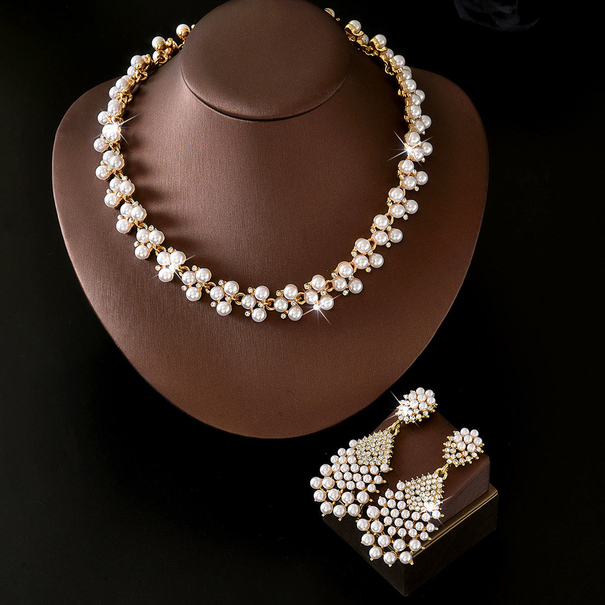 Elegant Geometric Necklace For Women In Alloy With Electroplated Finish And Rhinestone Embellishments