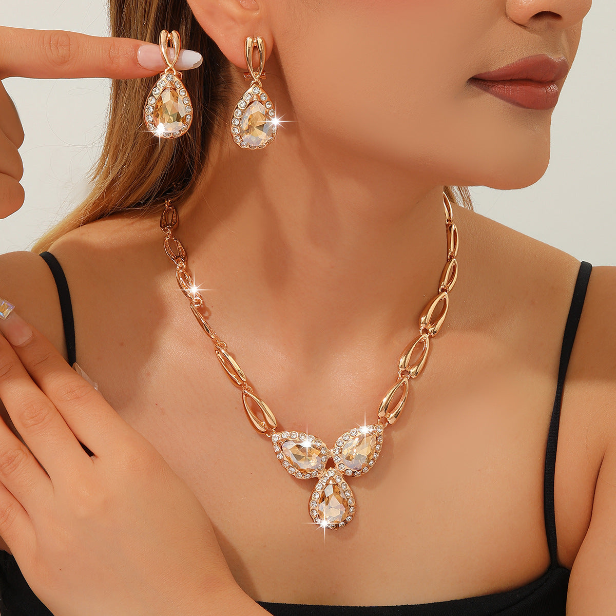 Exaggerated Heart Shape Asymmetrical Necklace For Women With Alloy Material And Zircon Inlay On Cuban Link Chain