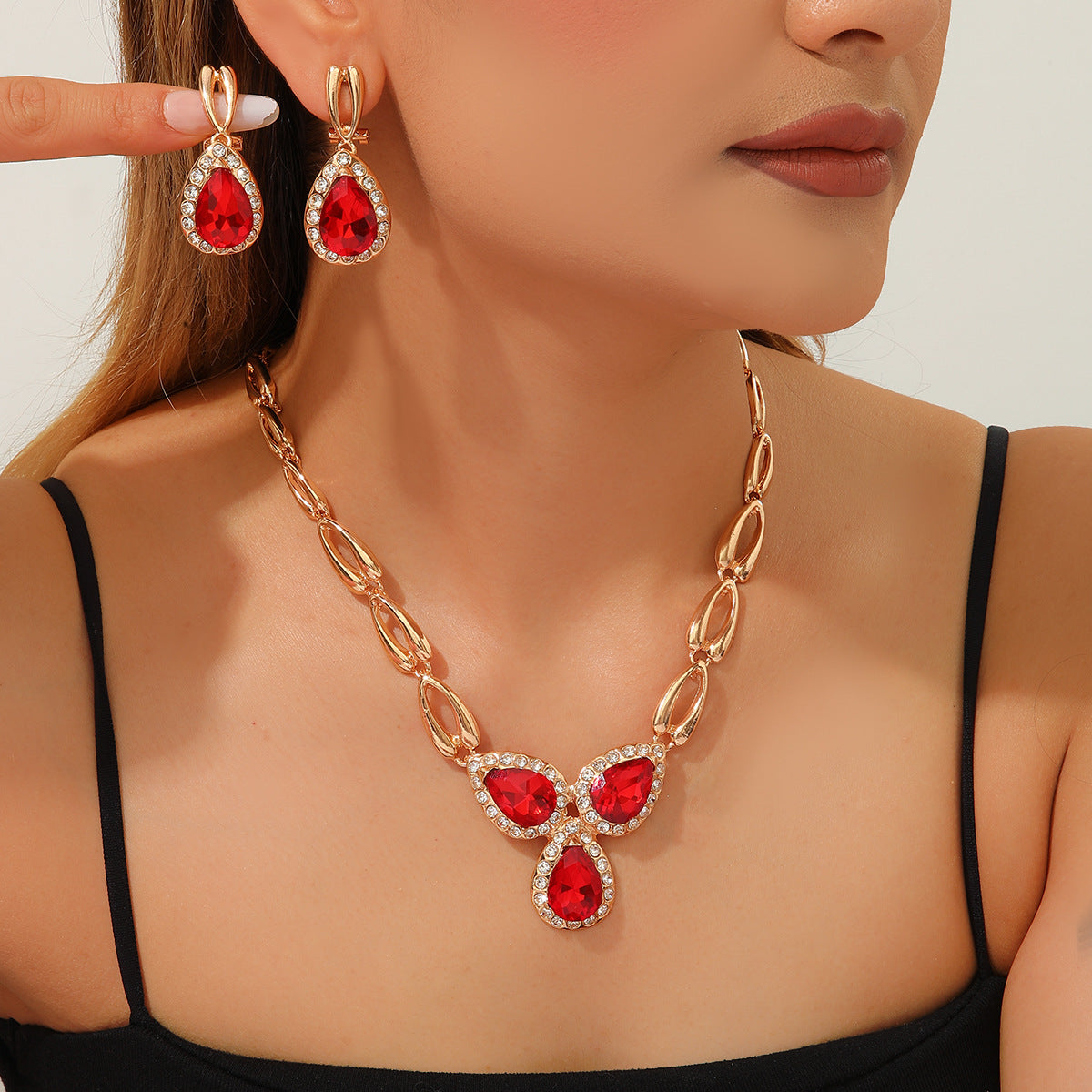 Exaggerated Heart Shape Asymmetrical Necklace For Women With Alloy Material And Zircon Inlay On Cuban Link Chain