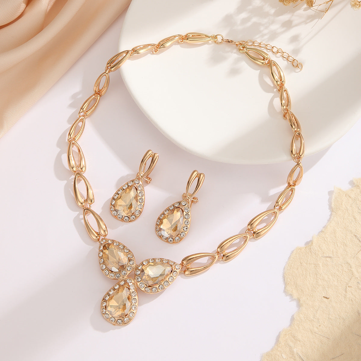 Exaggerated Heart Shape Asymmetrical Necklace For Women With Alloy Material And Zircon Inlay On Cuban Link Chain