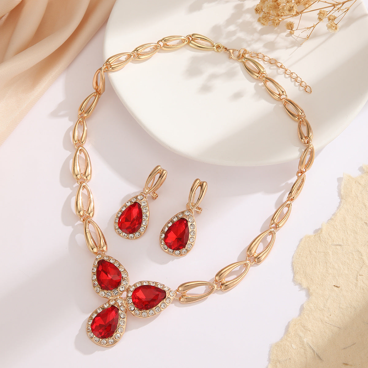 Exaggerated Heart Shape Asymmetrical Necklace For Women With Alloy Material And Zircon Inlay On Cuban Link Chain