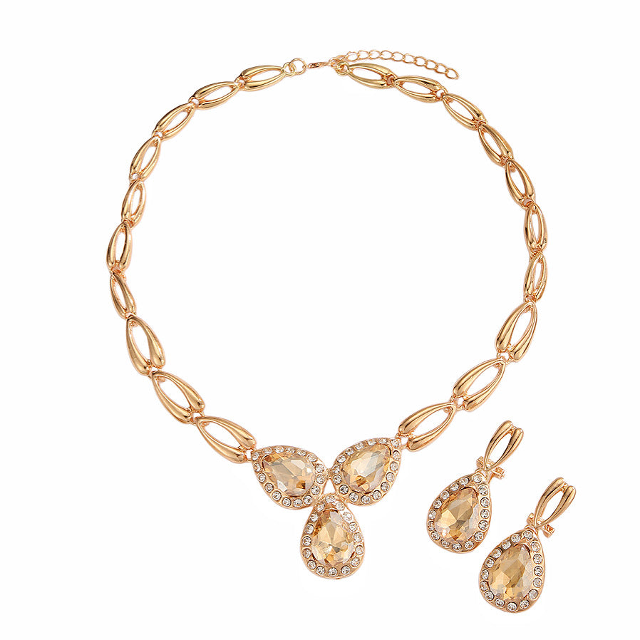 Exaggerated Heart Shape Asymmetrical Necklace For Women With Alloy Material And Zircon Inlay On Cuban Link Chain