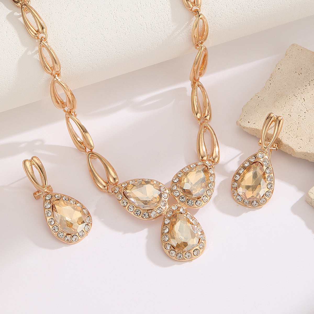 Exaggerated Heart Shape Asymmetrical Necklace For Women With Alloy Material And Zircon Inlay On Cuban Link Chain