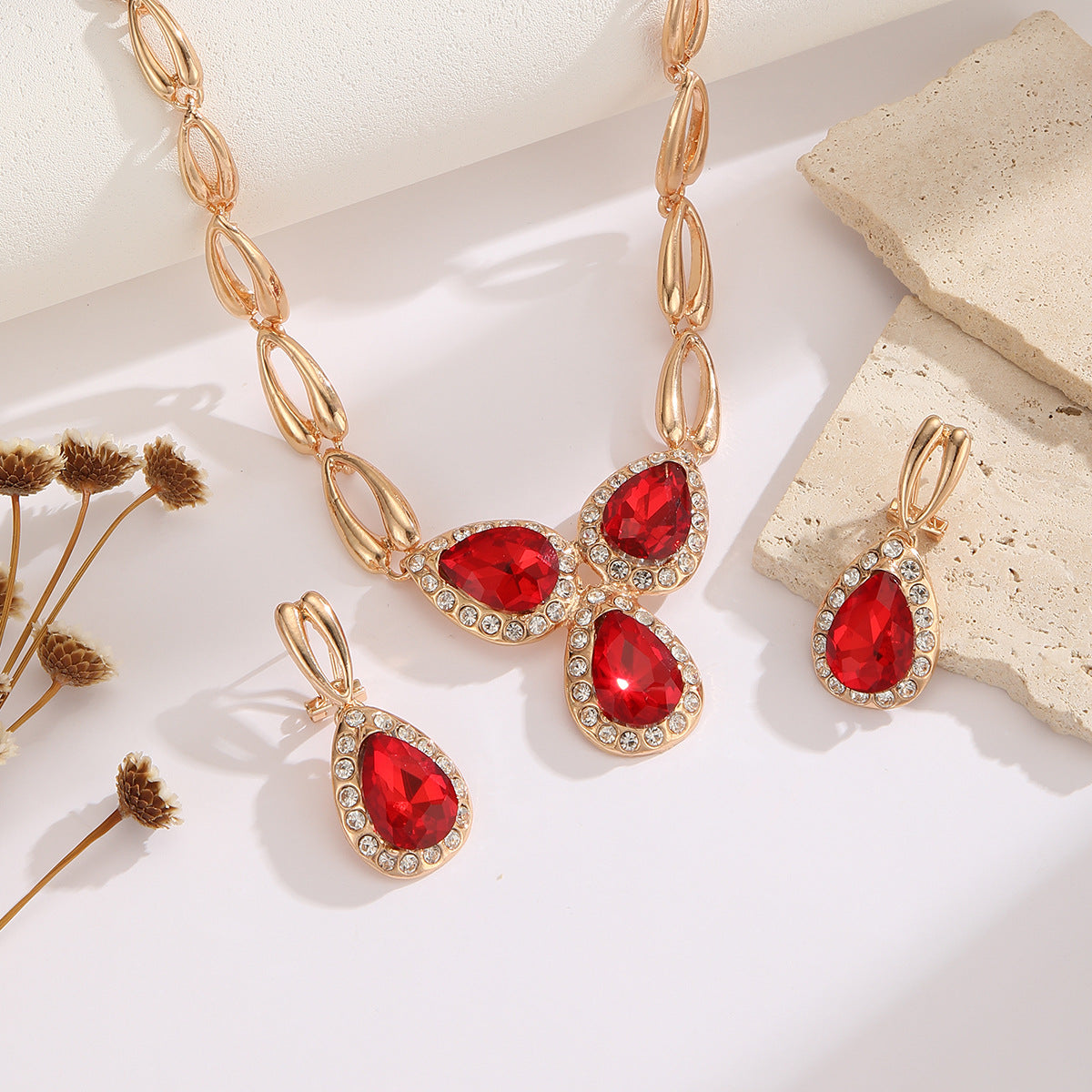 Exaggerated Heart Shape Asymmetrical Necklace For Women With Alloy Material And Zircon Inlay On Cuban Link Chain